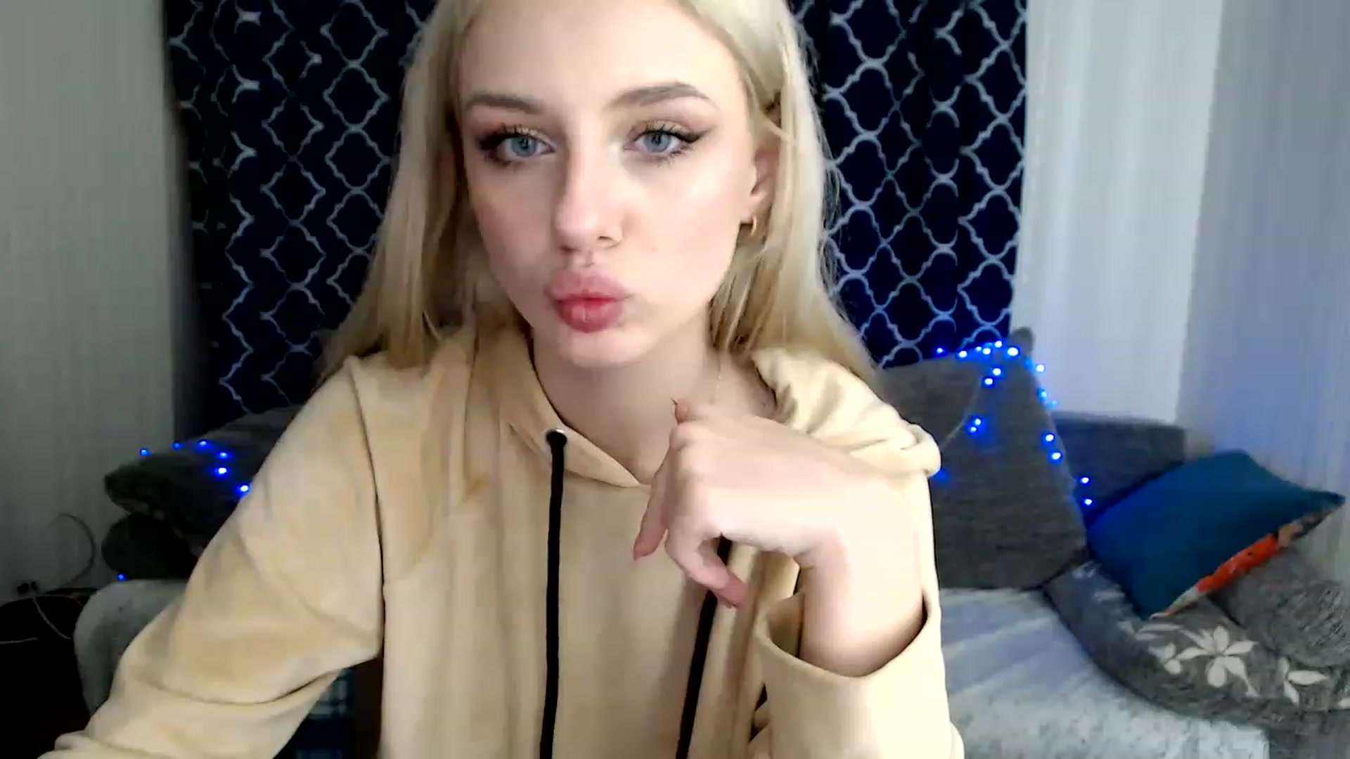 Gallery image thumbnail from Ririma_xo's myfreecams stream on, 11/25/2022, 13:03 image 7 of 20