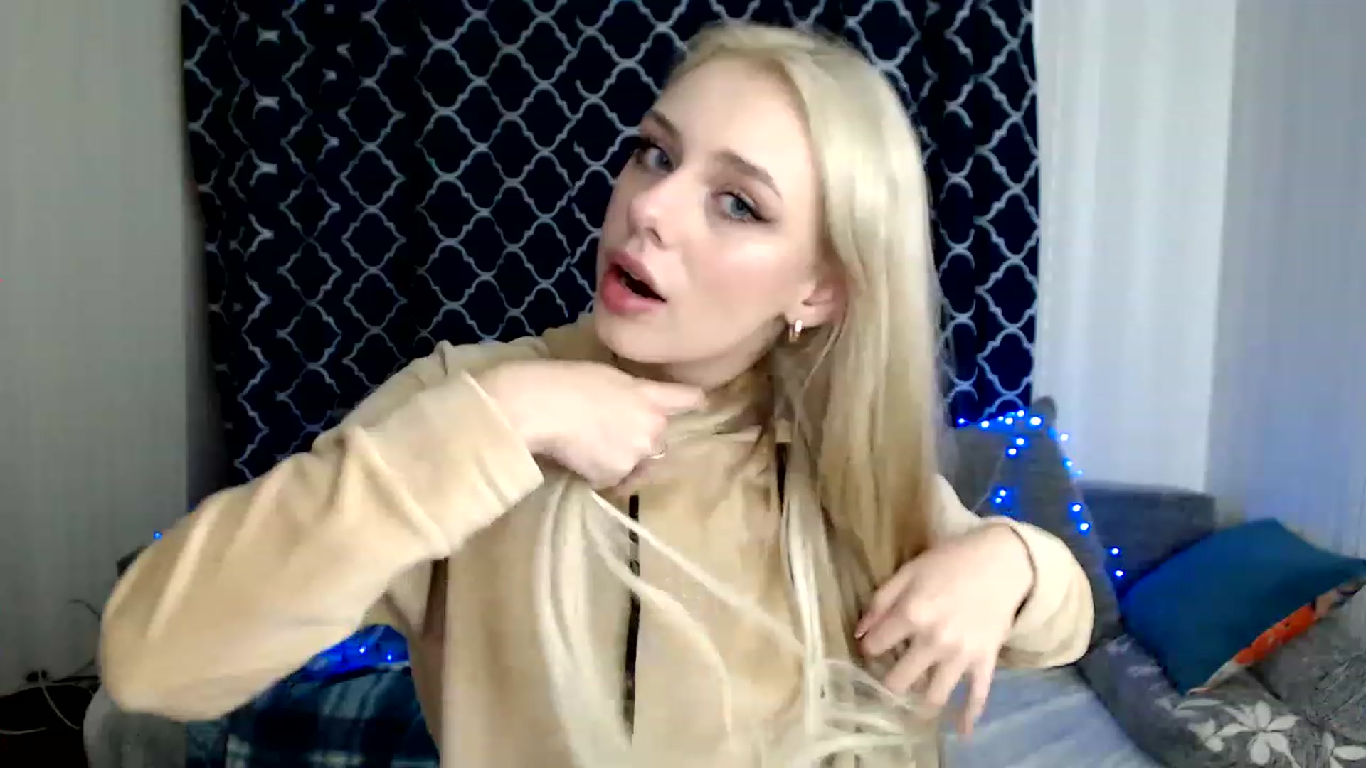 Gallery image thumbnail from Ririma_xo's myfreecams stream on, 11/25/2022, 13:03 image 11 of 20