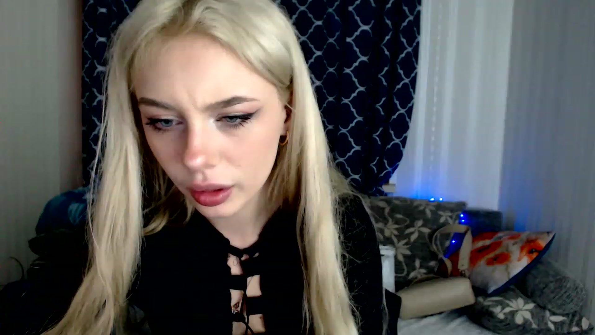 Gallery image thumbnail from Ririma_xo's myfreecams stream on, 11/26/2022, 09:08 image 12 of 20
