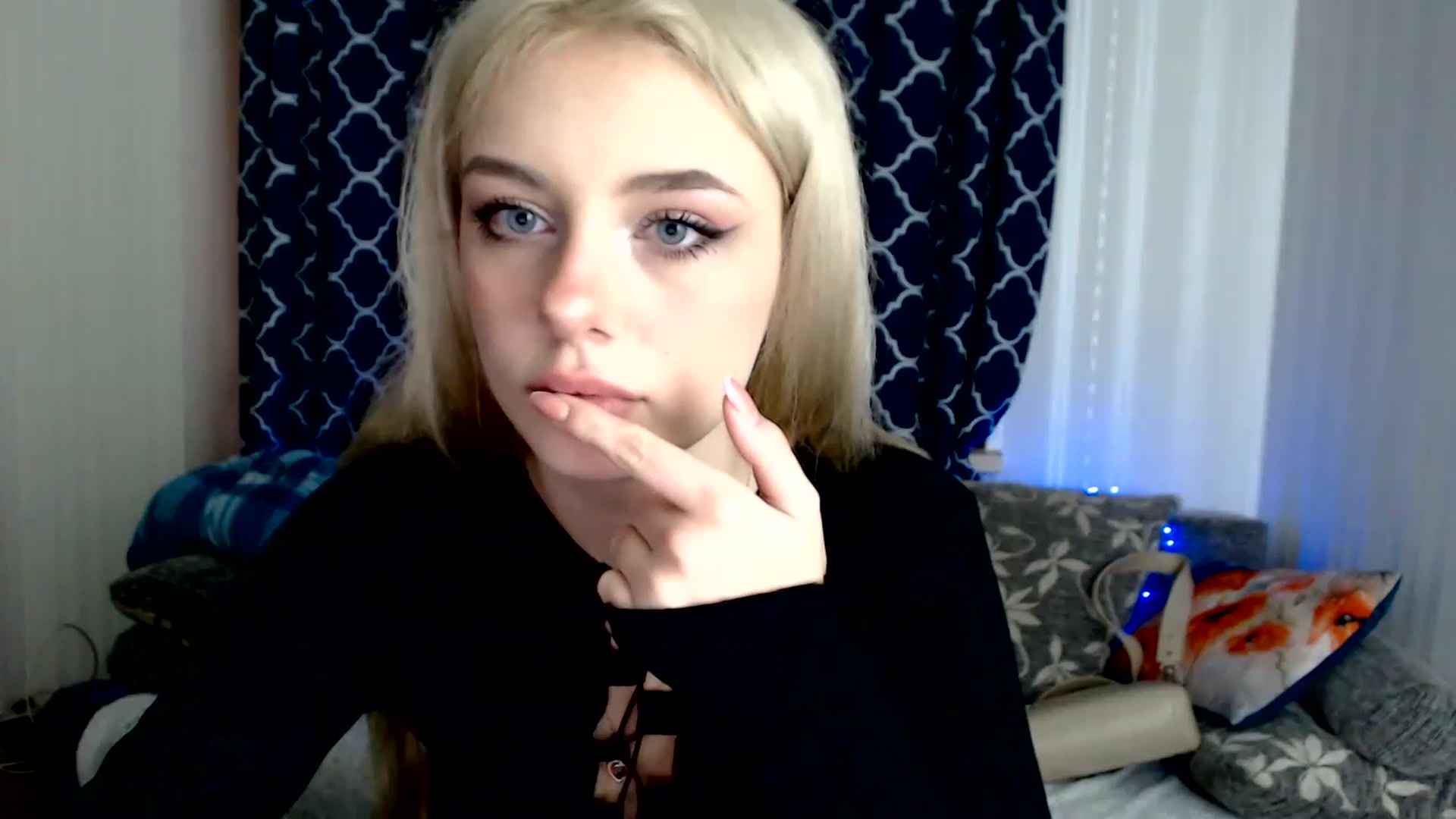 Gallery image thumbnail from Ririma_xo's myfreecams stream on, 11/26/2022, 09:08 image 8 of 20