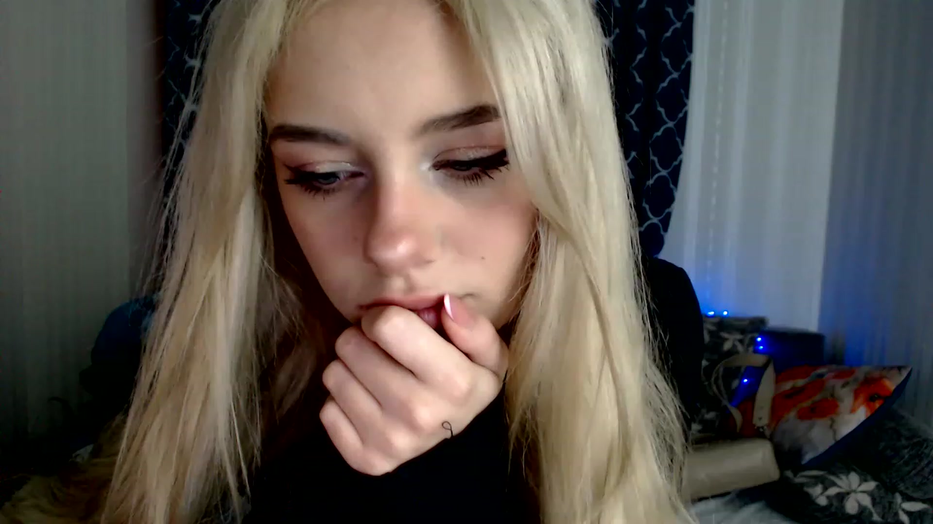 Gallery image thumbnail from Ririma_xo's myfreecams stream on, 11/26/2022, 09:08 image 6 of 20