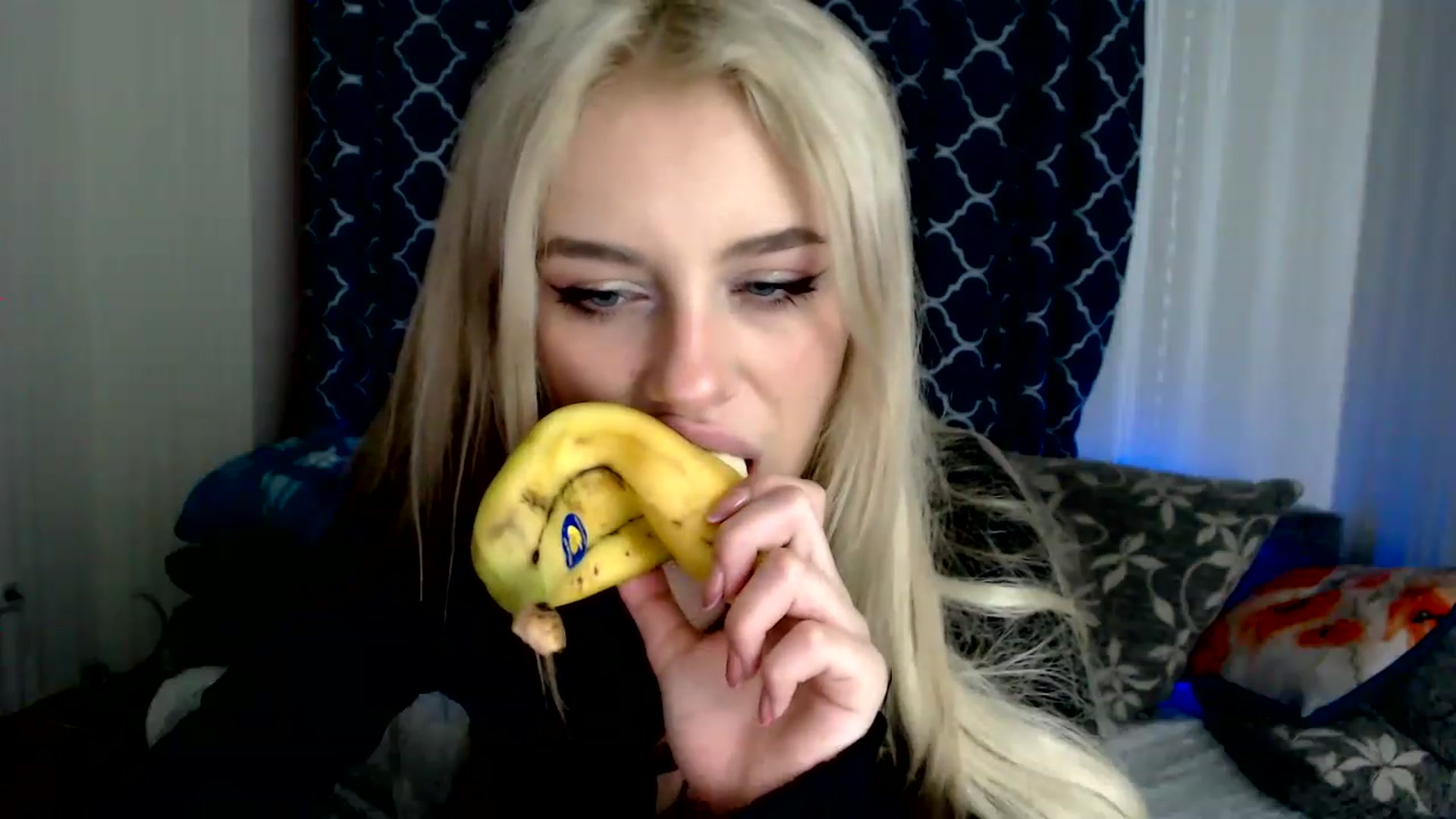 Gallery image thumbnail from Ririma_xo's myfreecams stream on, 11/26/2022, 11:18 image 15 of 20