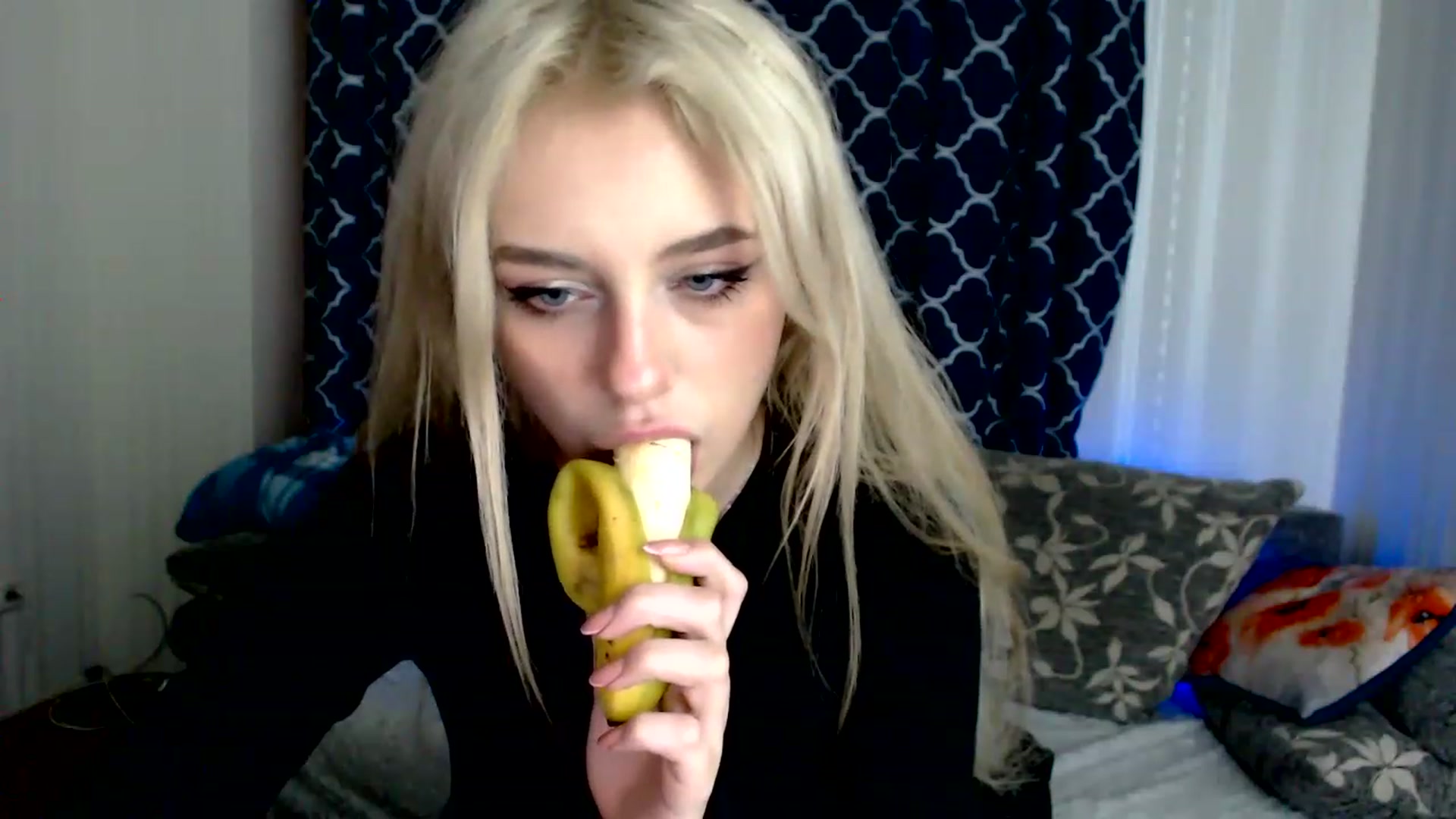 Gallery image thumbnail from Ririma_xo's myfreecams stream on, 11/26/2022, 11:18 image 14 of 20