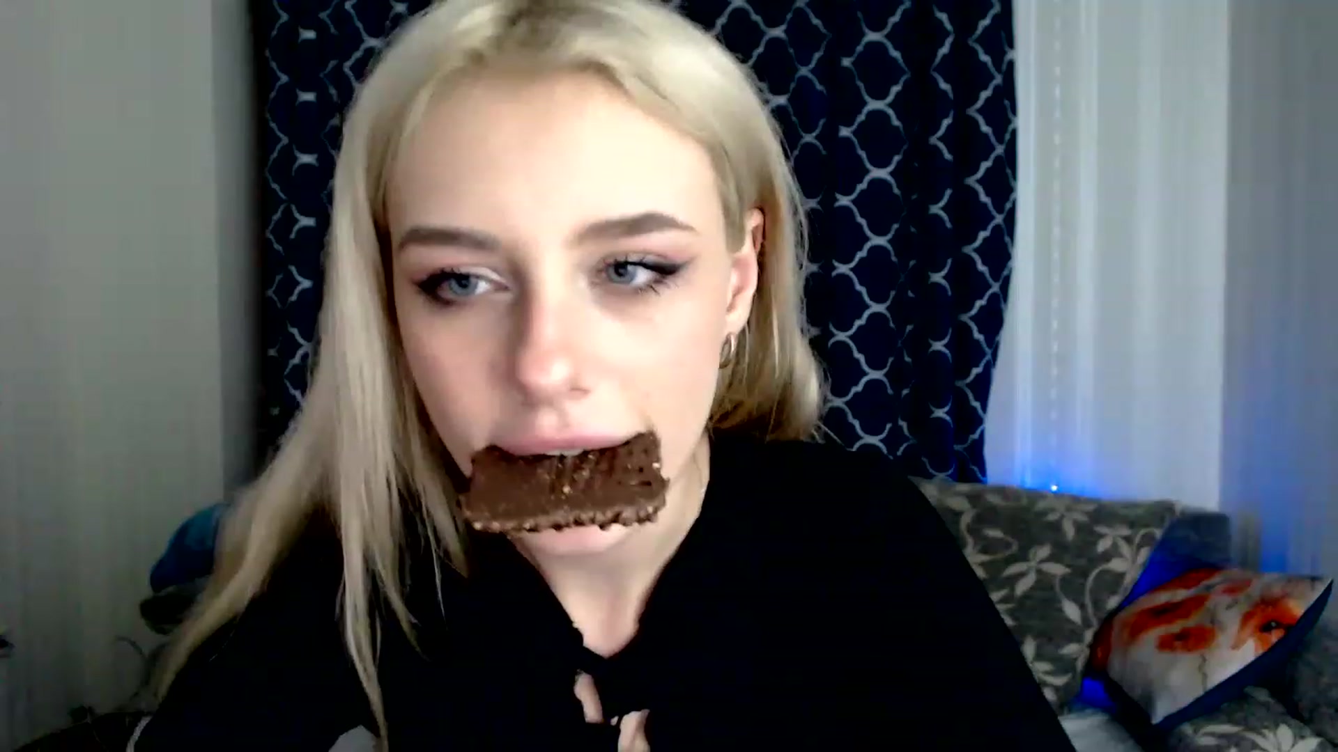Gallery image thumbnail from Ririma_xo's myfreecams stream on, 11/26/2022, 12:08 image 16 of 20
