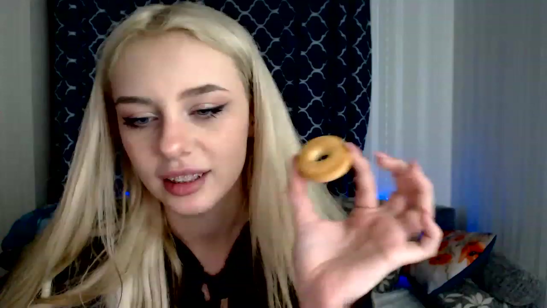 Gallery image thumbnail from Ririma_xo's myfreecams stream on, 11/26/2022, 12:08 image 9 of 20