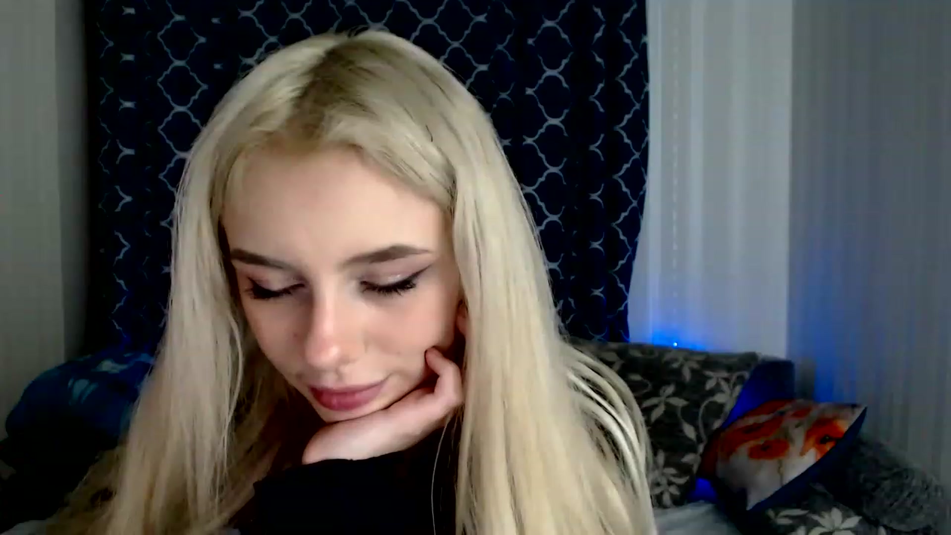 Gallery image thumbnail from Ririma_xo's myfreecams stream on, 11/26/2022, 12:08 image 5 of 20