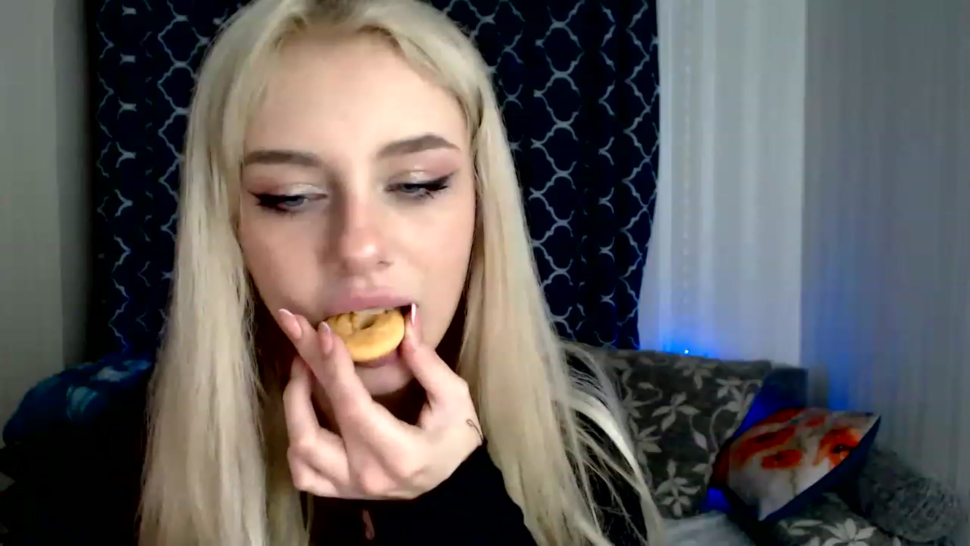 Gallery image thumbnail from Ririma_xo's myfreecams stream on, 11/26/2022, 12:08 image 7 of 20