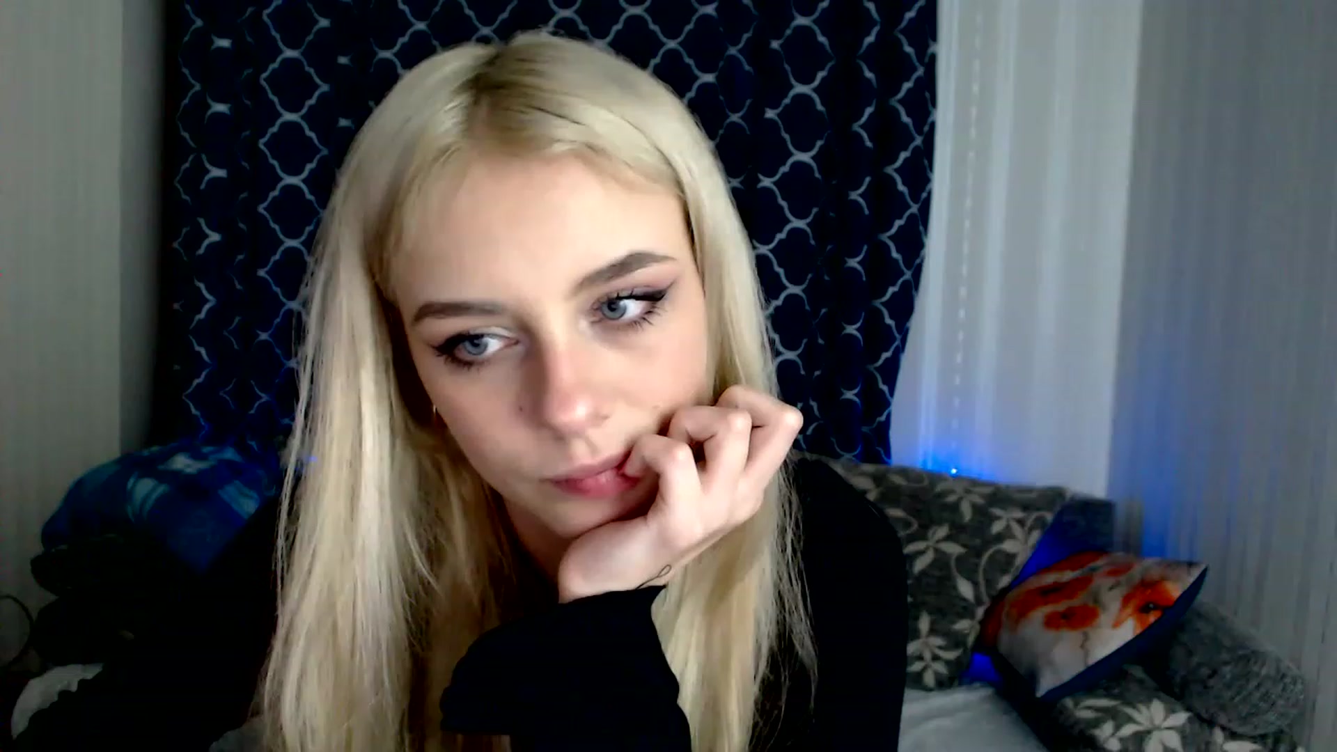 Gallery image thumbnail from Ririma_xo's myfreecams stream on, 11/26/2022, 13:02 image 9 of 20