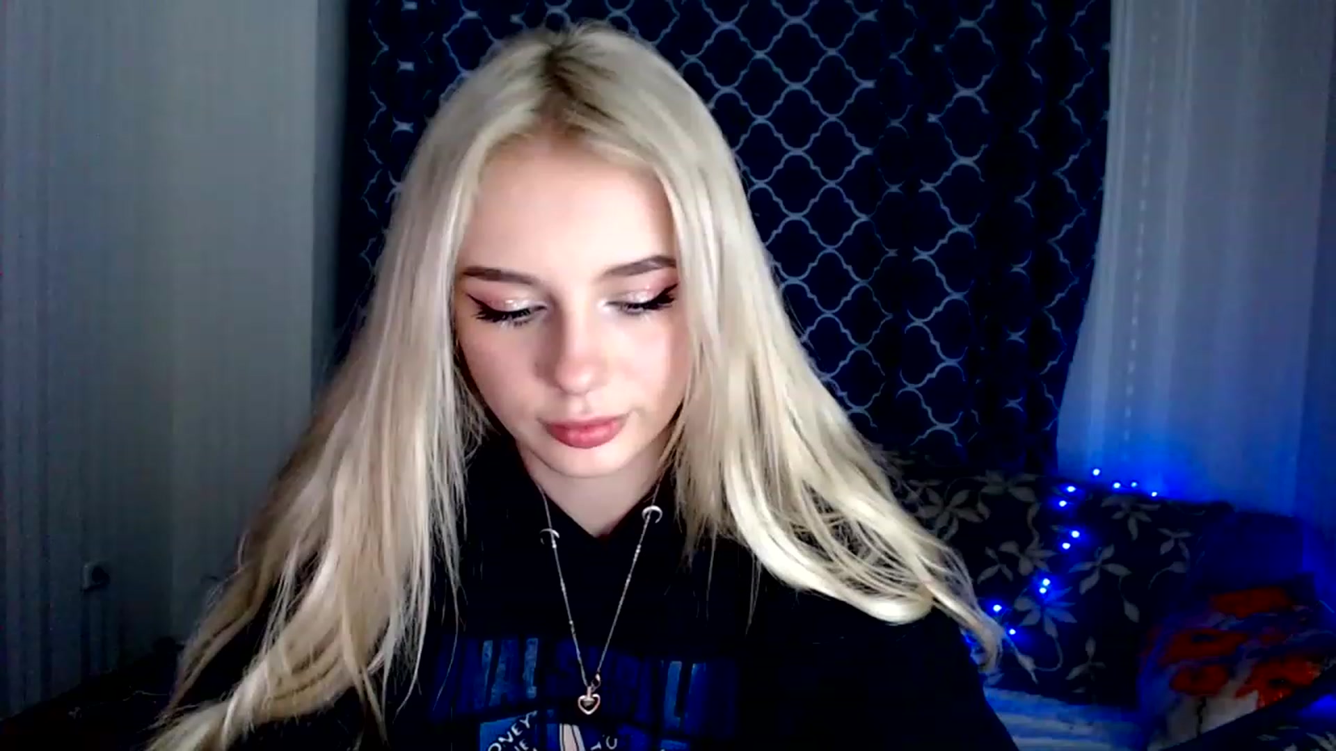Gallery image thumbnail from Ririma_xo's myfreecams stream on, 11/27/2022, 15:06 image 11 of 20