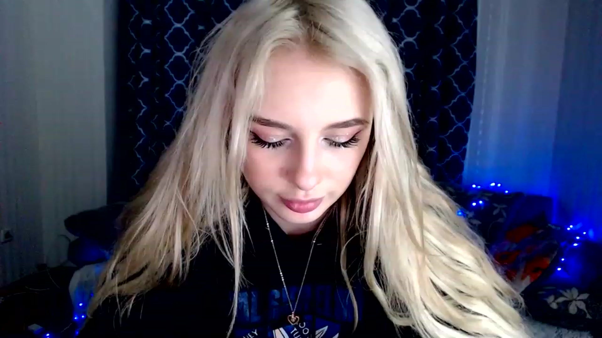 Gallery image thumbnail from Ririma_xo's myfreecams stream on, 11/27/2022, 16:39 image 16 of 20