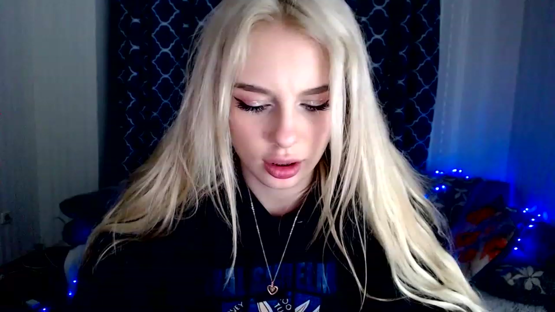 Gallery image thumbnail from Ririma_xo's myfreecams stream on, 11/27/2022, 16:39 image 15 of 20