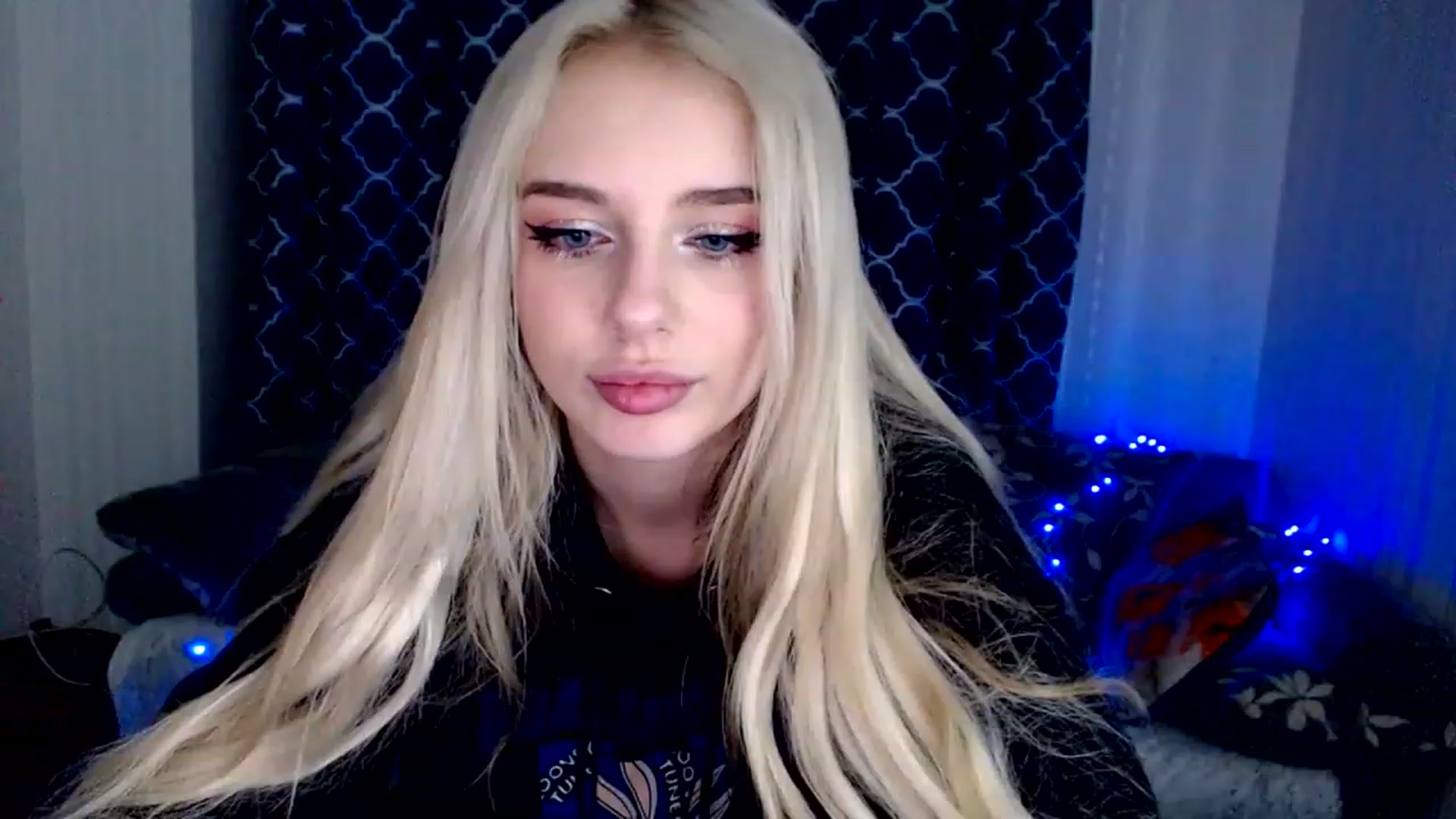 Gallery image thumbnail from Ririma_xo's myfreecams stream on, 11/27/2022, 18:12 image 13 of 20