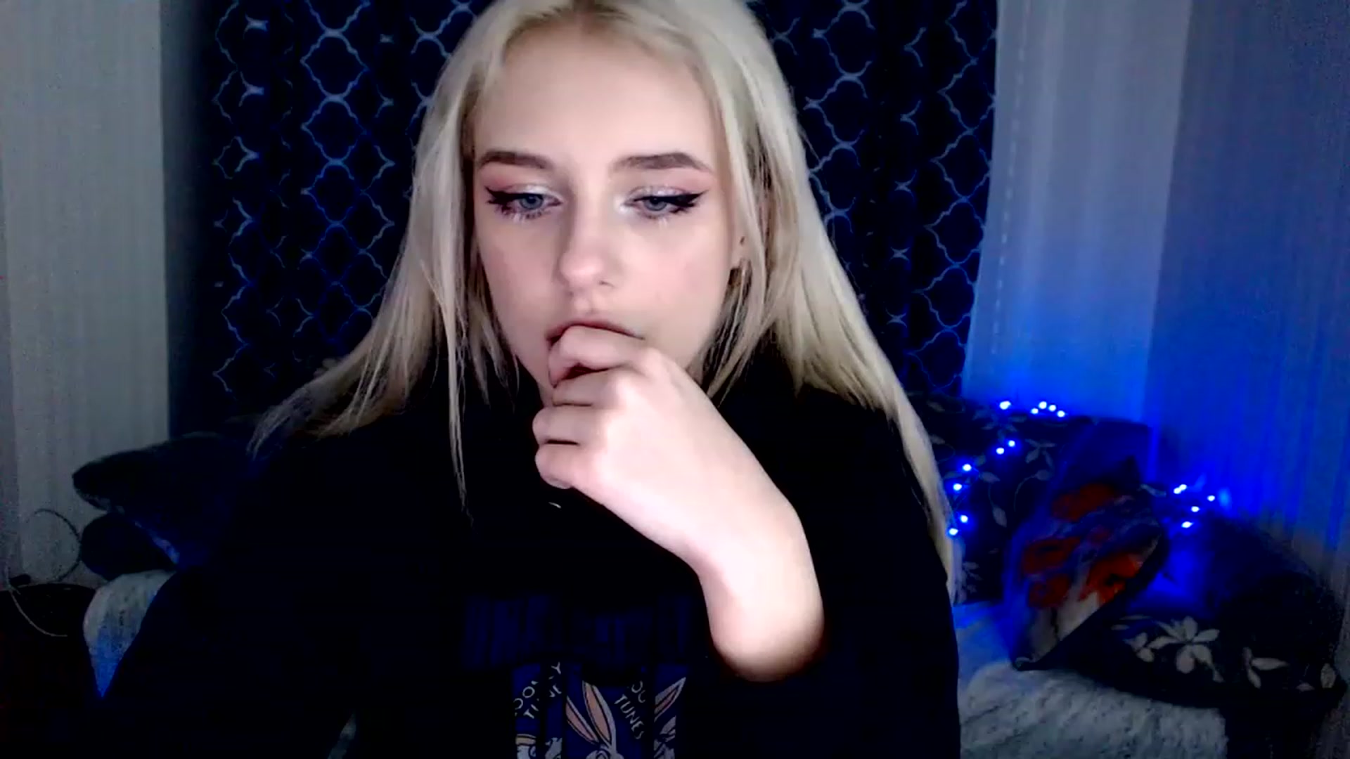 Gallery image thumbnail from Ririma_xo's myfreecams stream on, 11/27/2022, 18:12 image 17 of 20