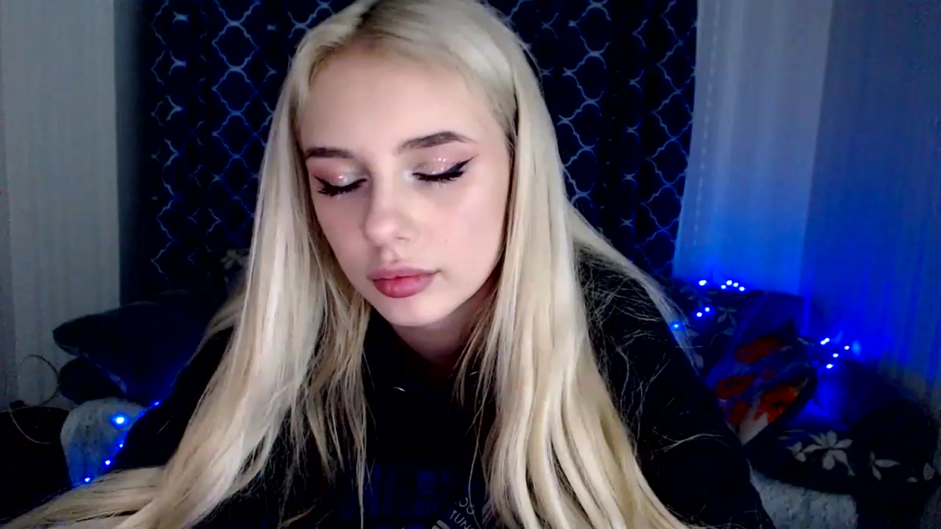 Gallery image thumbnail from Ririma_xo's myfreecams stream on, 11/27/2022, 18:12 image 16 of 20