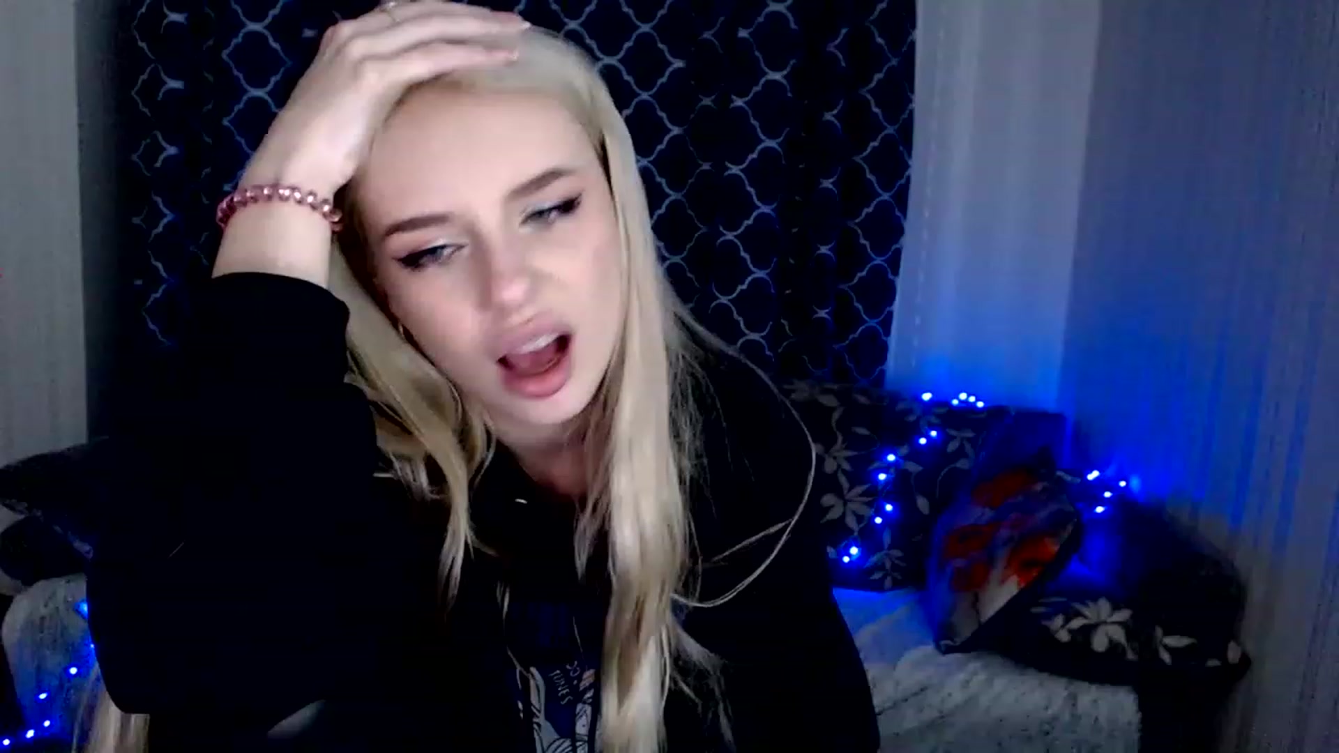 Gallery image thumbnail from Ririma_xo's myfreecams stream on, 11/27/2022, 18:45 image 8 of 20
