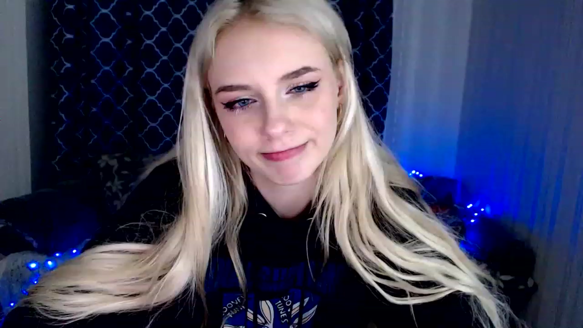 Gallery image thumbnail from Ririma_xo's myfreecams stream on, 11/27/2022, 18:45 image 10 of 20