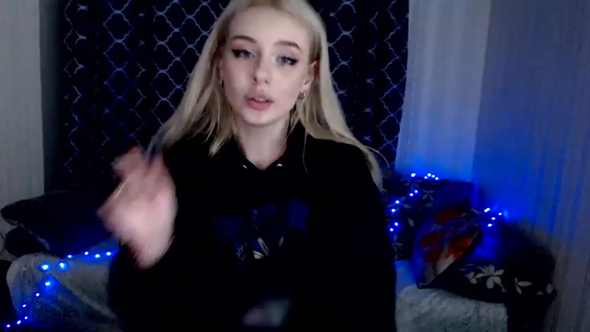 Gallery image thumbnail from Ririma_xo's myfreecams stream on, 11/27/2022, 18:45 image 4 of 20