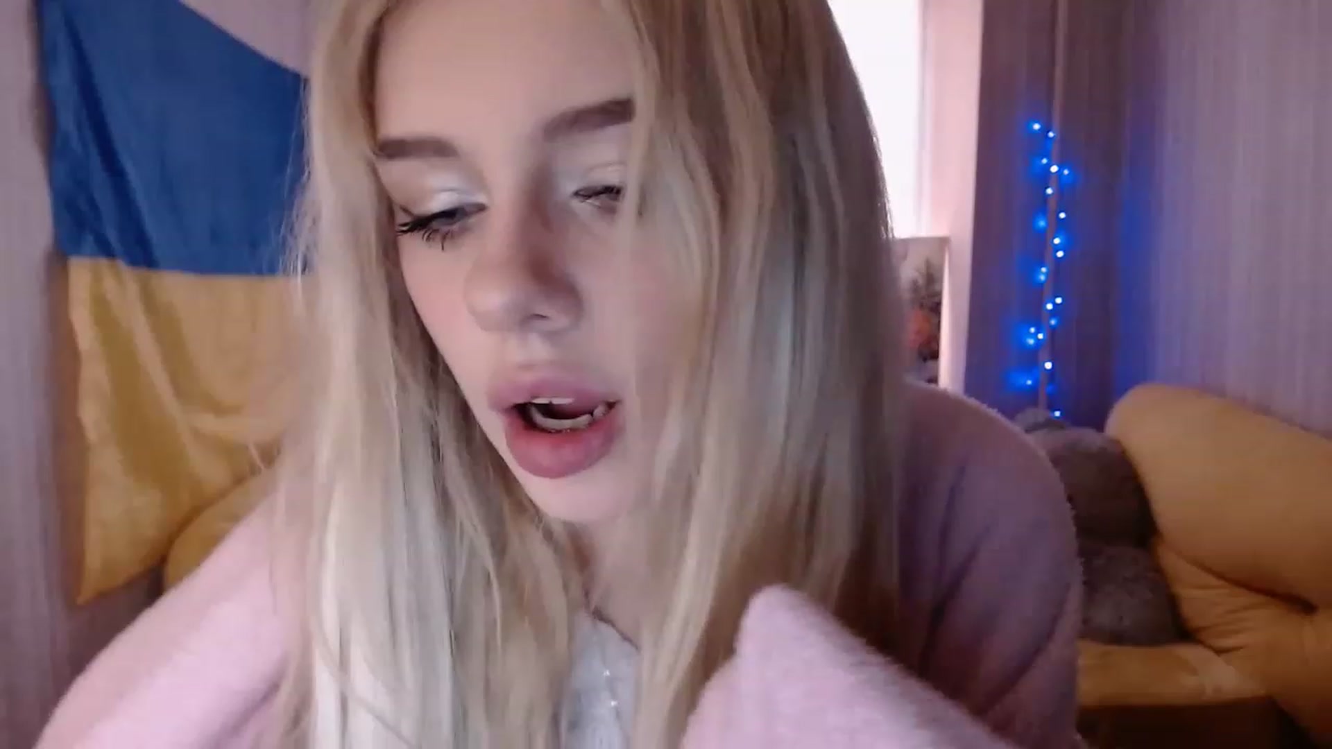 Gallery image thumbnail from Ririma_xo's myfreecams stream on, 12/02/2022, 09:39 image 13 of 20