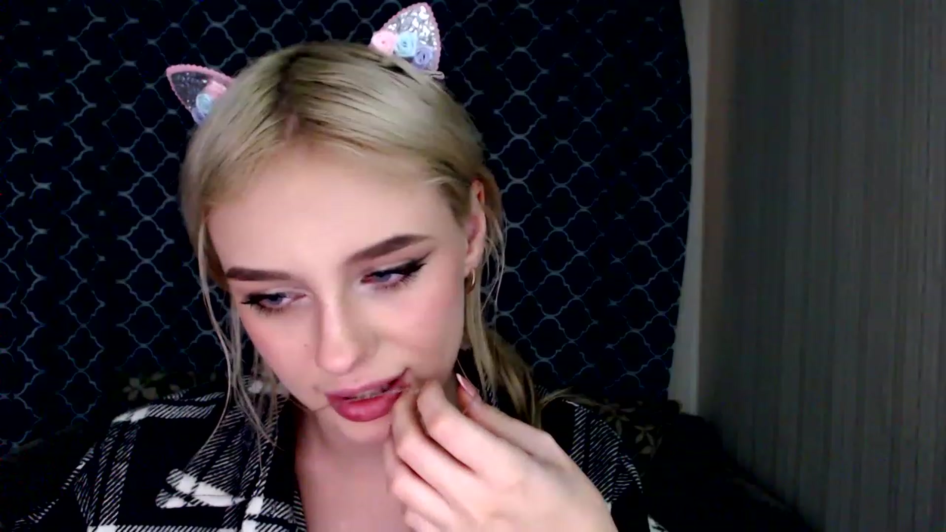 Gallery image thumbnail from Ririma_xo's myfreecams stream on, 12/03/2022, 11:24 image 17 of 20