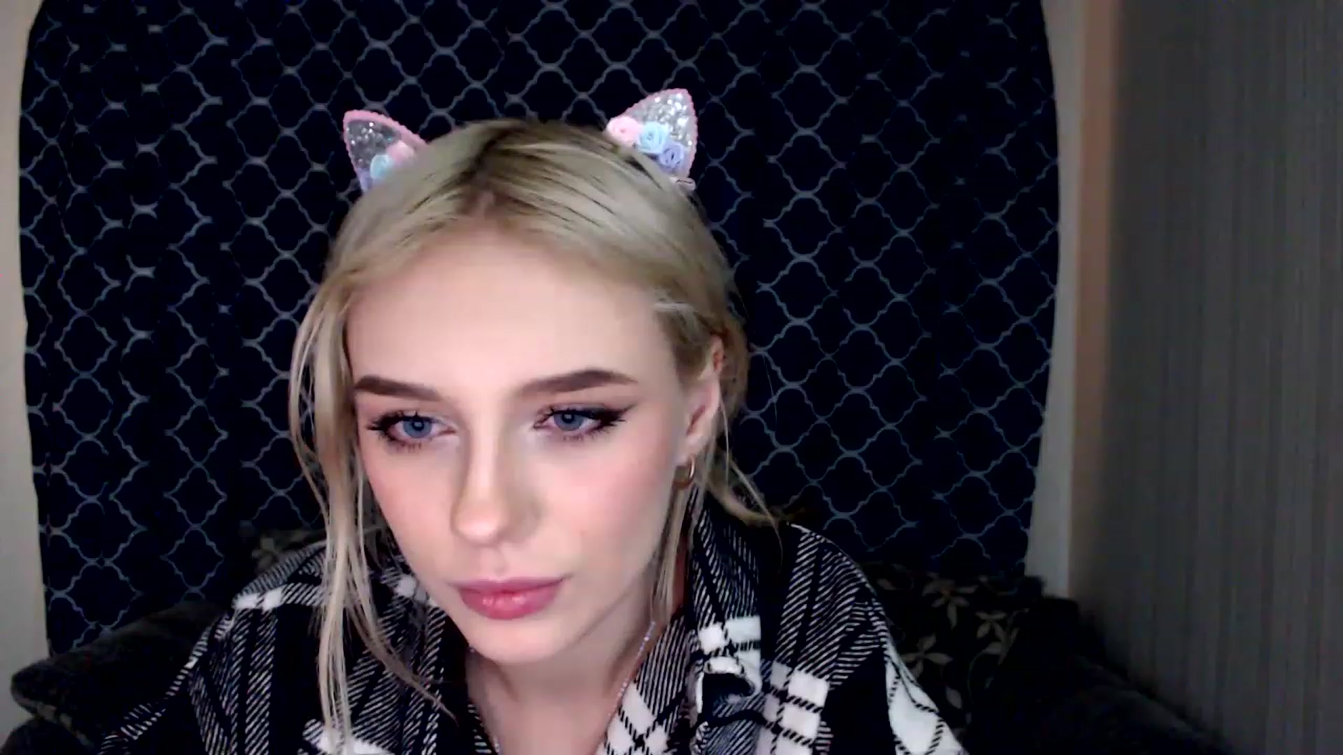 Gallery image thumbnail from Ririma_xo's myfreecams stream on, 12/03/2022, 11:24 image 4 of 20