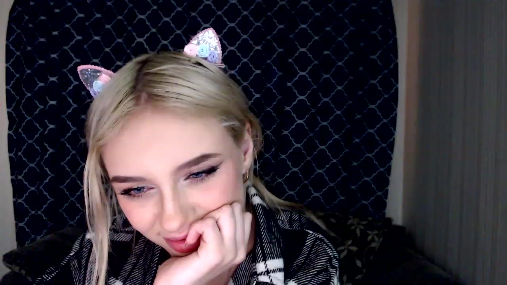 Gallery image thumbnail from Ririma_xo's myfreecams stream on, 12/03/2022, 11:24 image 5 of 20