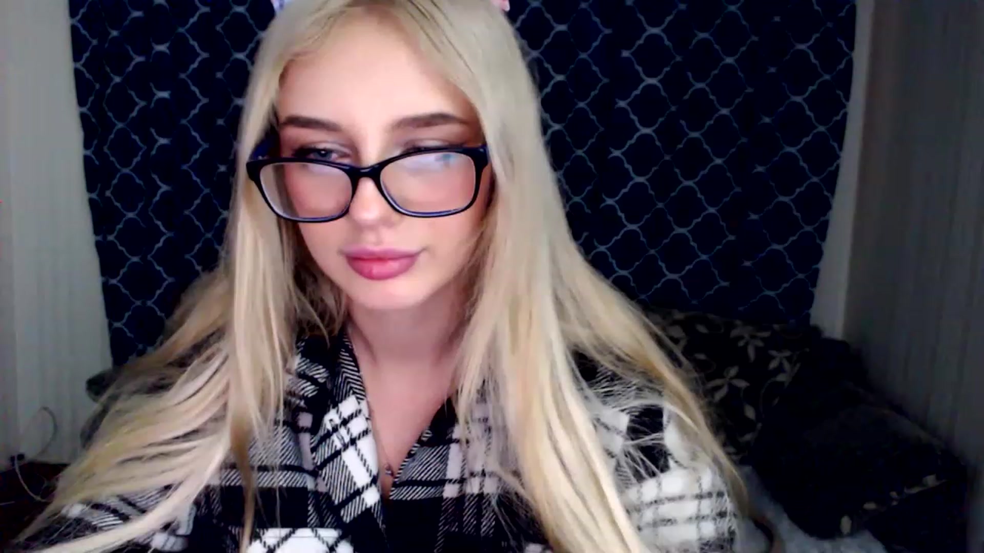 Gallery image thumbnail from Ririma_xo's myfreecams stream on, 12/03/2022, 12:59 image 6 of 20