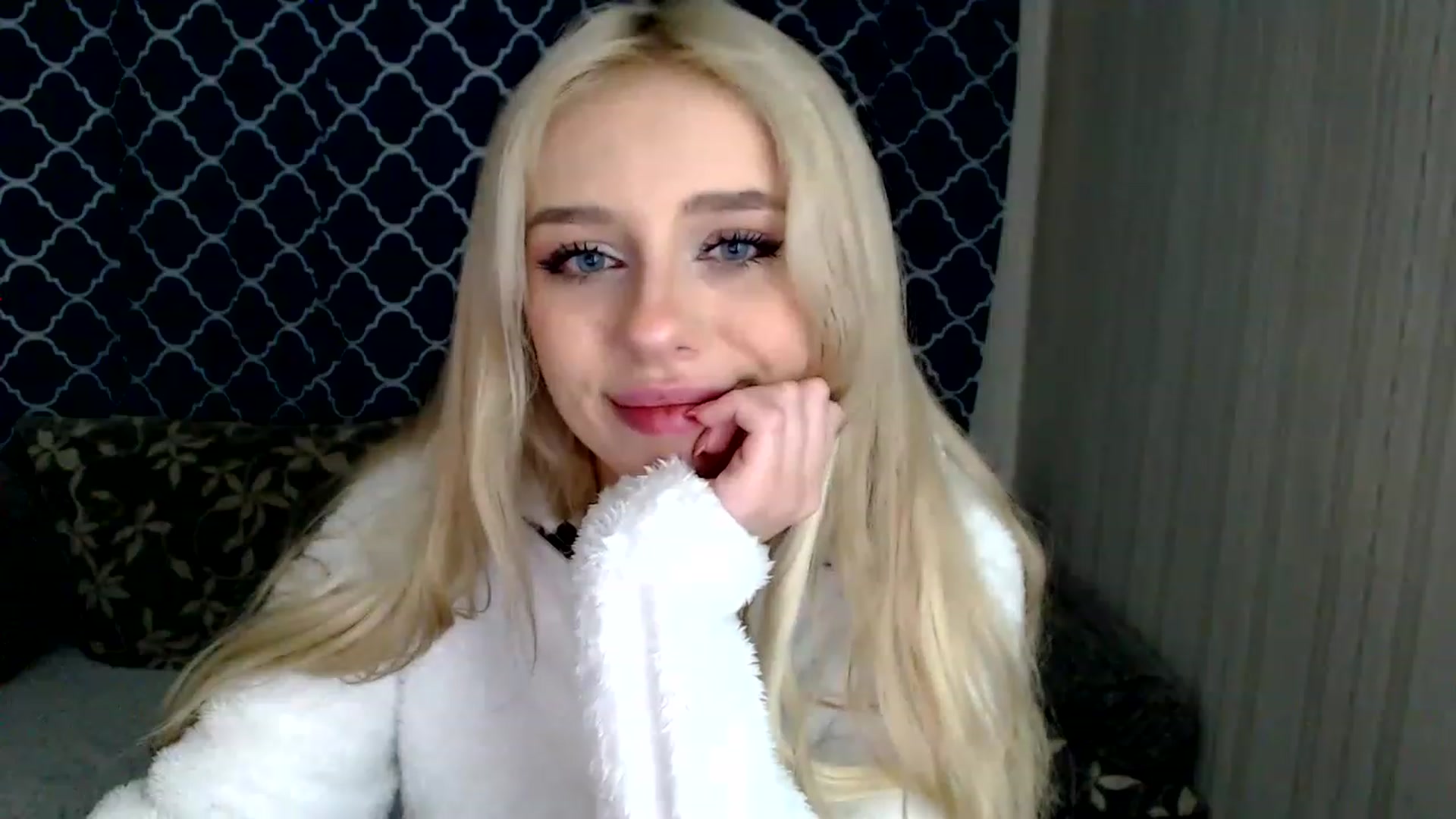 Gallery image thumbnail from Ririma_xo's myfreecams stream on, 12/06/2022, 12:30 image 14 of 20