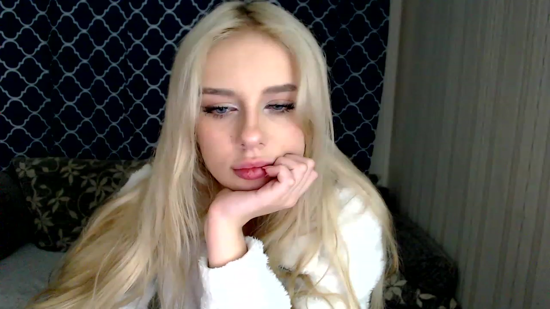 Gallery image thumbnail from Ririma_xo's myfreecams stream on, 12/06/2022, 12:30 image 12 of 20