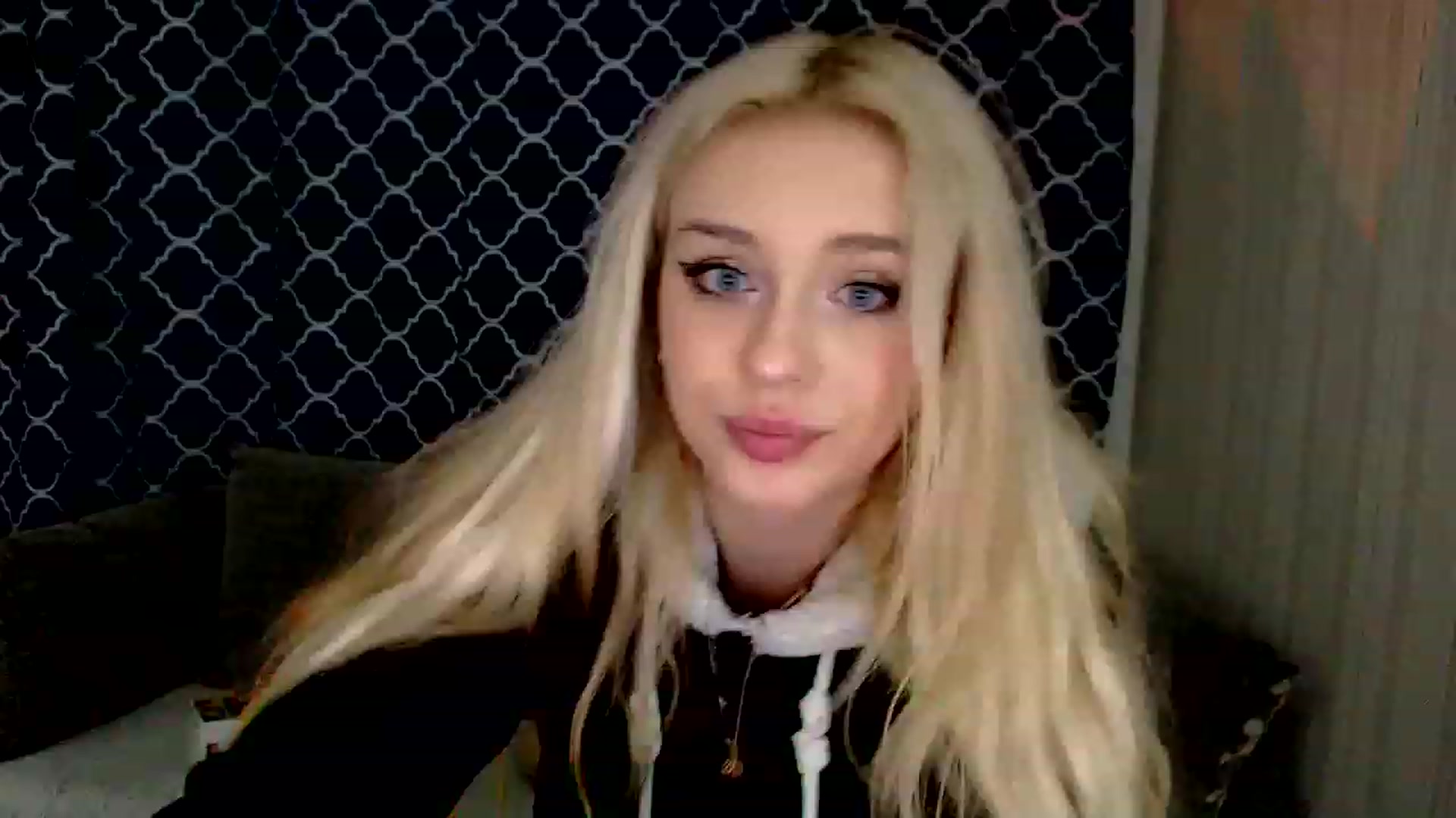 Gallery image thumbnail from Ririma_xo's myfreecams stream on, 12/10/2022, 12:38 image 18 of 20