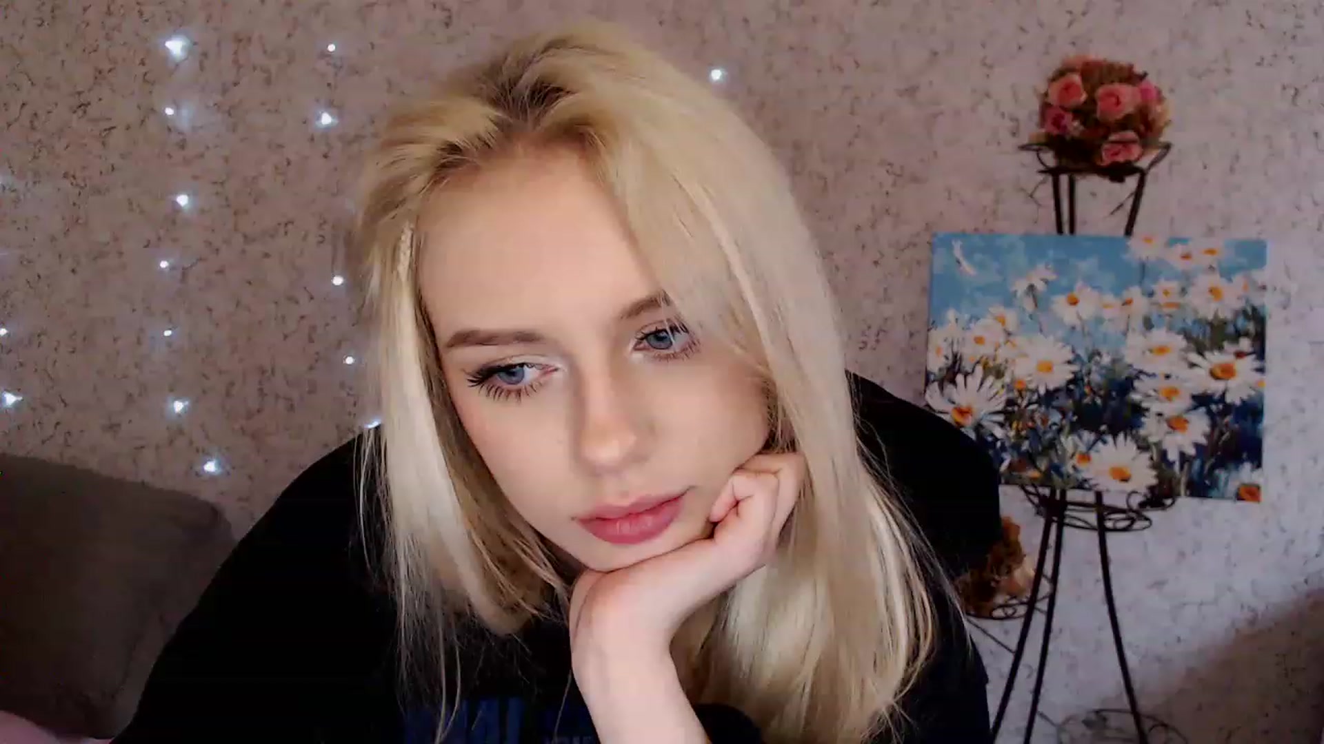 Gallery image thumbnail from Ririma_xo's myfreecams stream on, 12/22/2022, 11:01 image 14 of 20