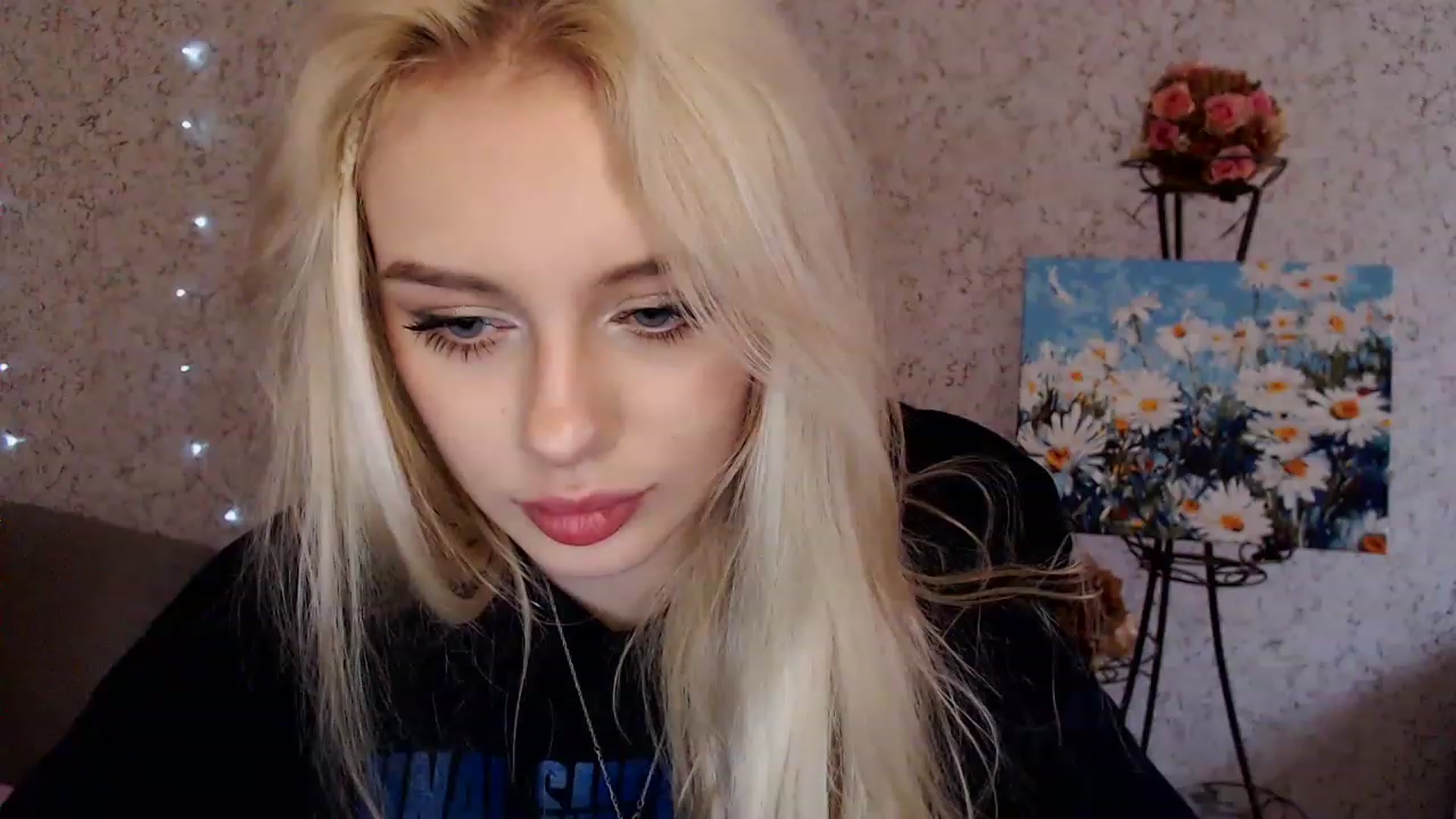Gallery image thumbnail from Ririma_xo's myfreecams stream on, 12/22/2022, 11:01 image 11 of 20