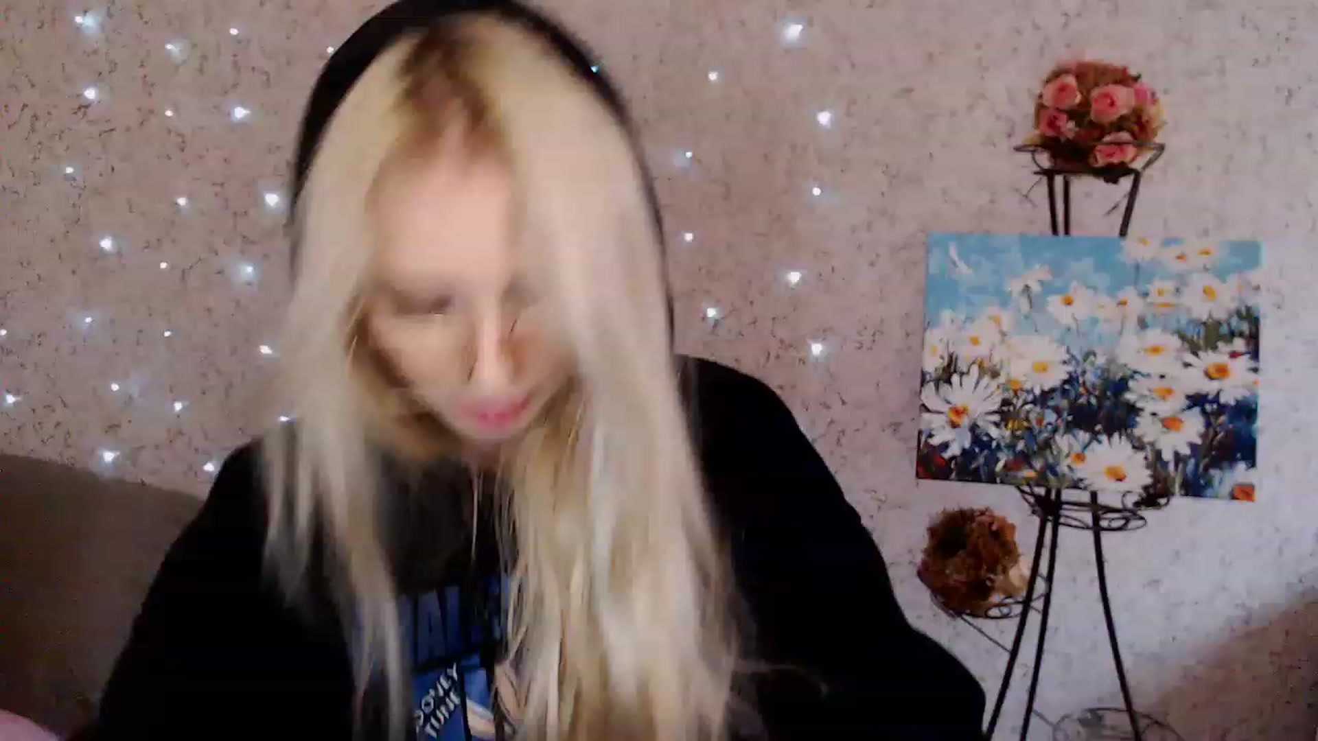 Gallery image thumbnail from Ririma_xo's myfreecams stream on, 12/22/2022, 11:01 image 1 of 20