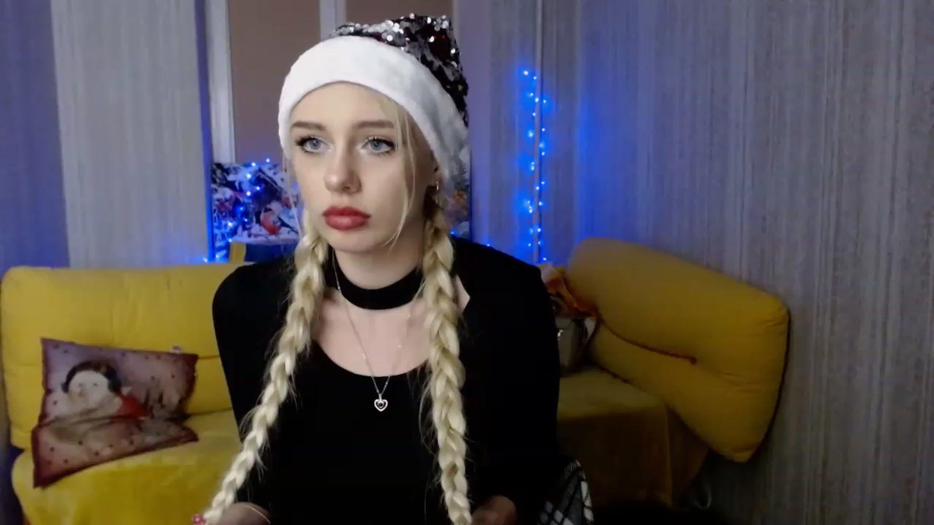 Gallery image thumbnail from Ririma_xo's myfreecams stream on, 12/24/2022, 18:58 image 18 of 20