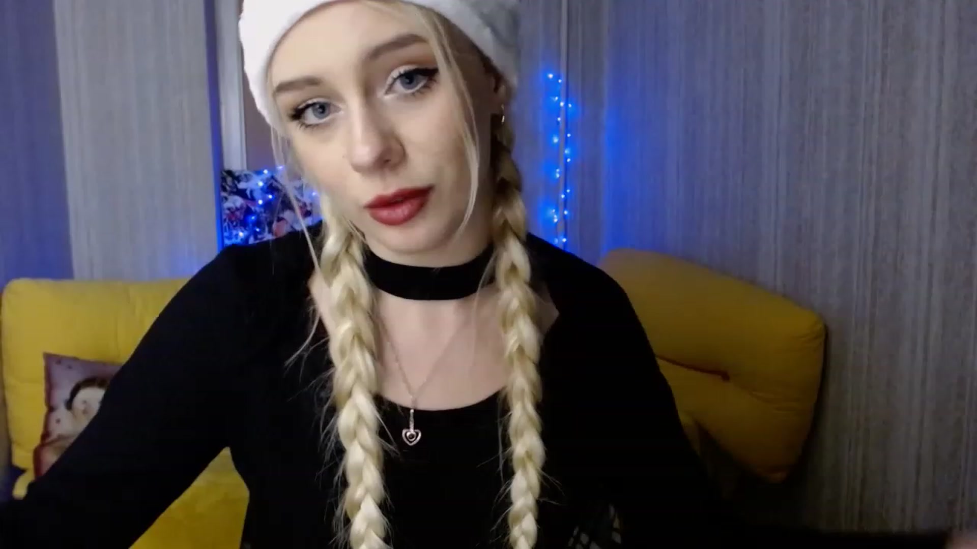 Gallery image thumbnail from Ririma_xo's myfreecams stream on, 12/24/2022, 18:58 image 16 of 20