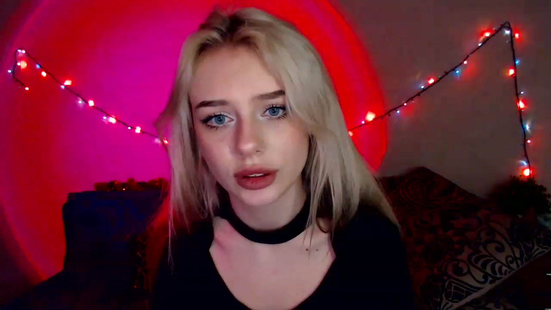 Gallery image thumbnail from Ririma_xo's myfreecams stream on, 12/27/2022, 11:01 image 6 of 20