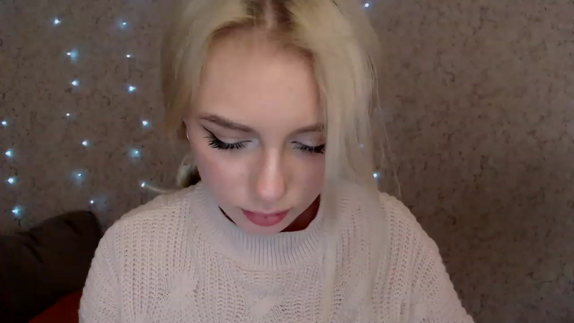 Gallery image thumbnail from Ririma_xo's myfreecams stream on, 12/29/2022, 10:11 image 16 of 20