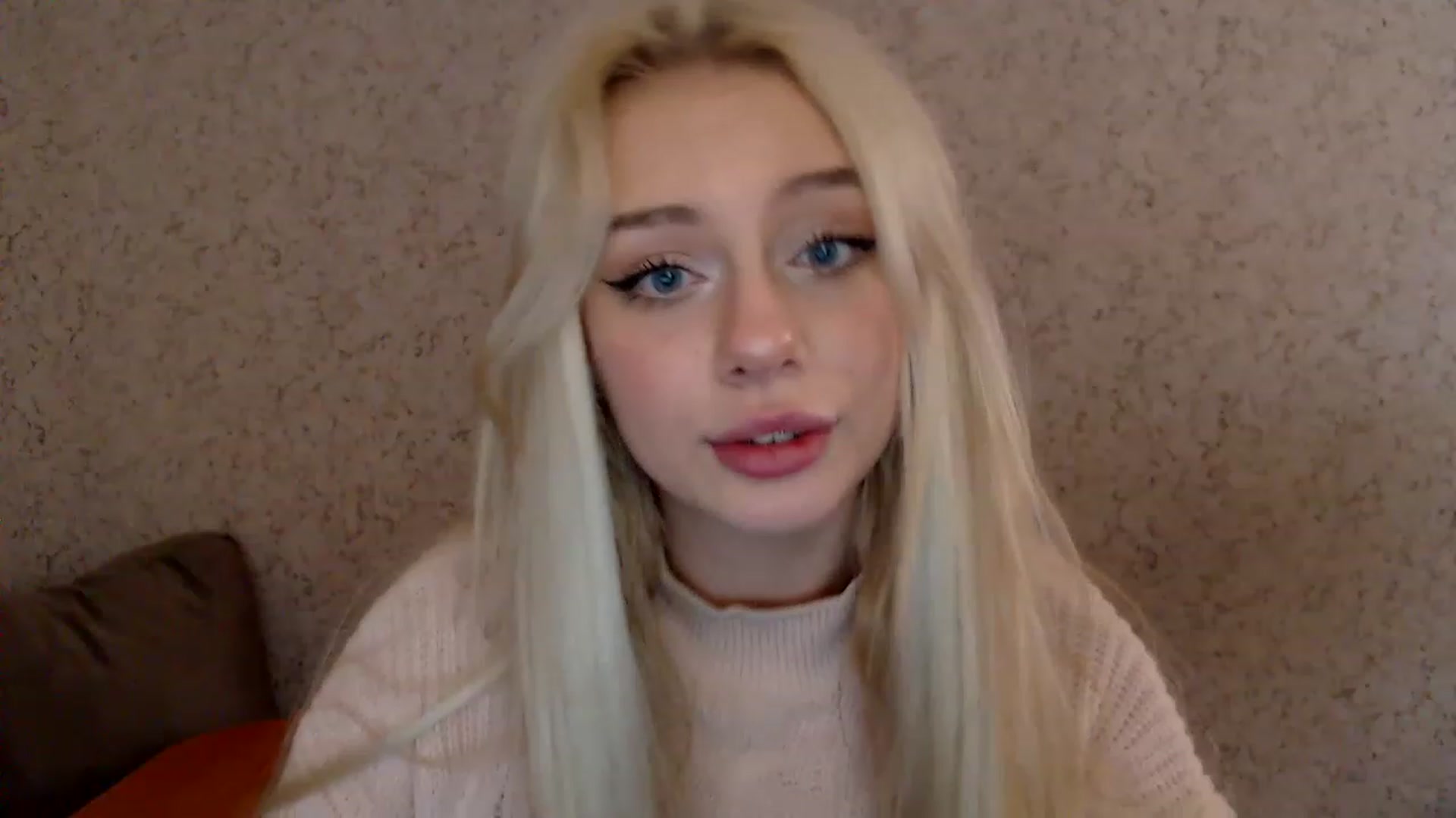 Gallery image thumbnail from Ririma_xo's myfreecams stream on, 12/29/2022, 10:11 image 10 of 20