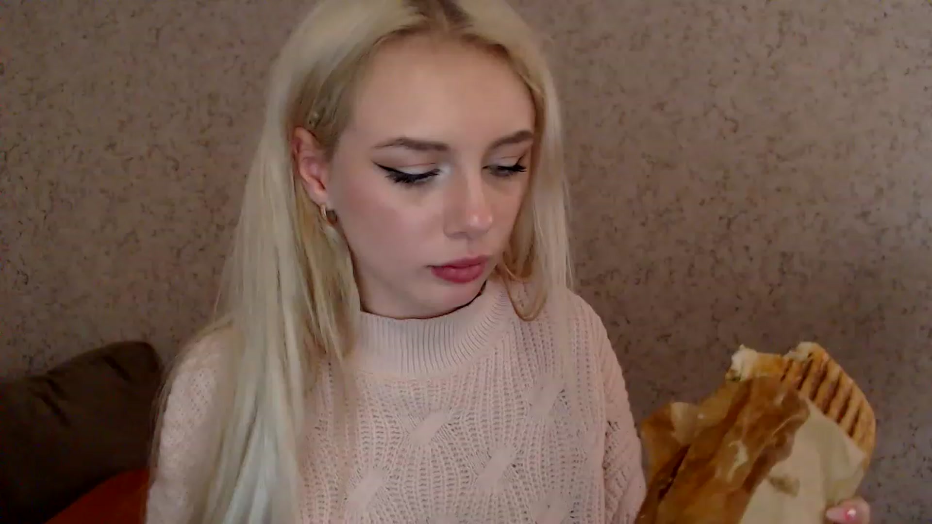 Gallery image thumbnail from Ririma_xo's myfreecams stream on, 12/29/2022, 11:11 image 2 of 20