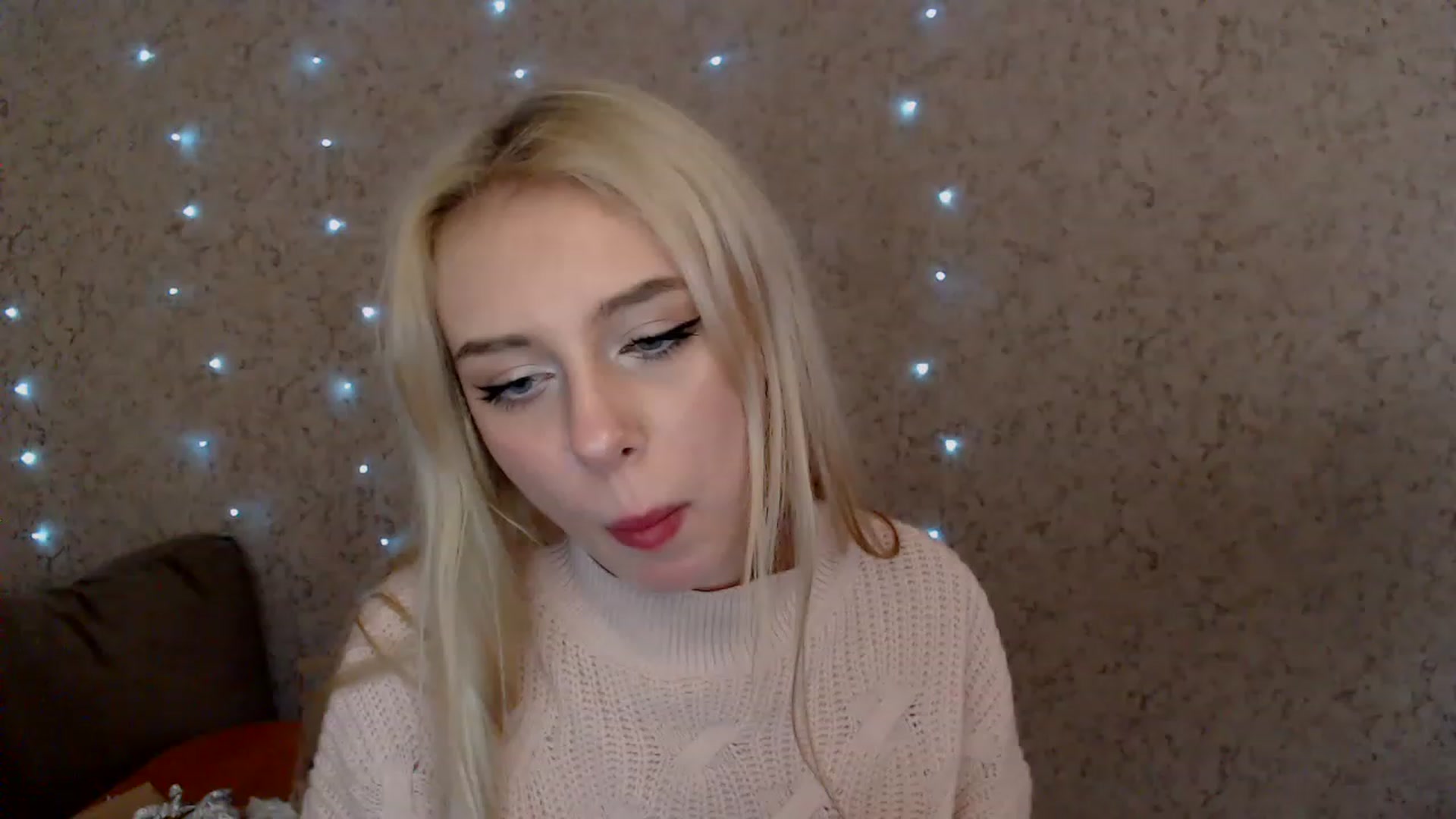 Gallery image thumbnail from Ririma_xo's myfreecams stream on, 12/29/2022, 11:11 image 16 of 20
