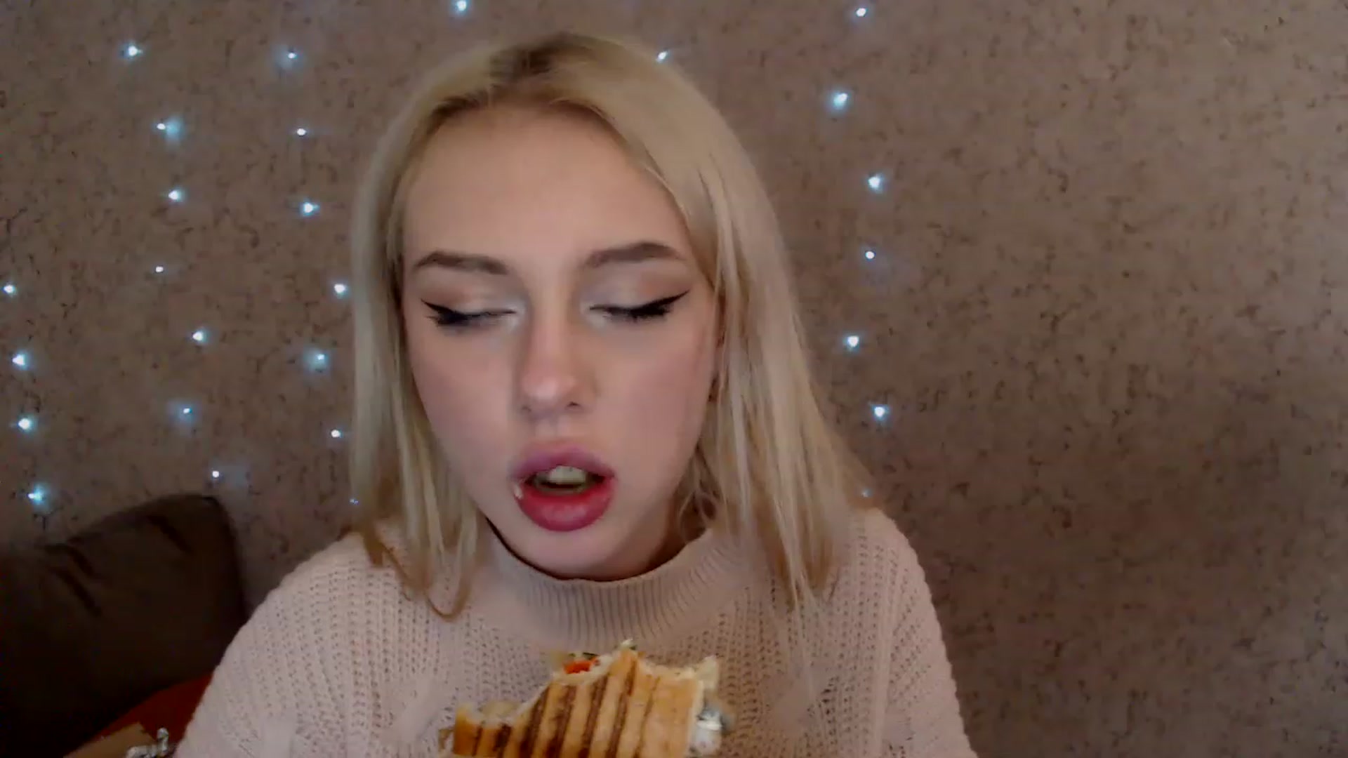 Gallery image thumbnail from Ririma_xo's myfreecams stream on, 12/29/2022, 11:11 image 3 of 20