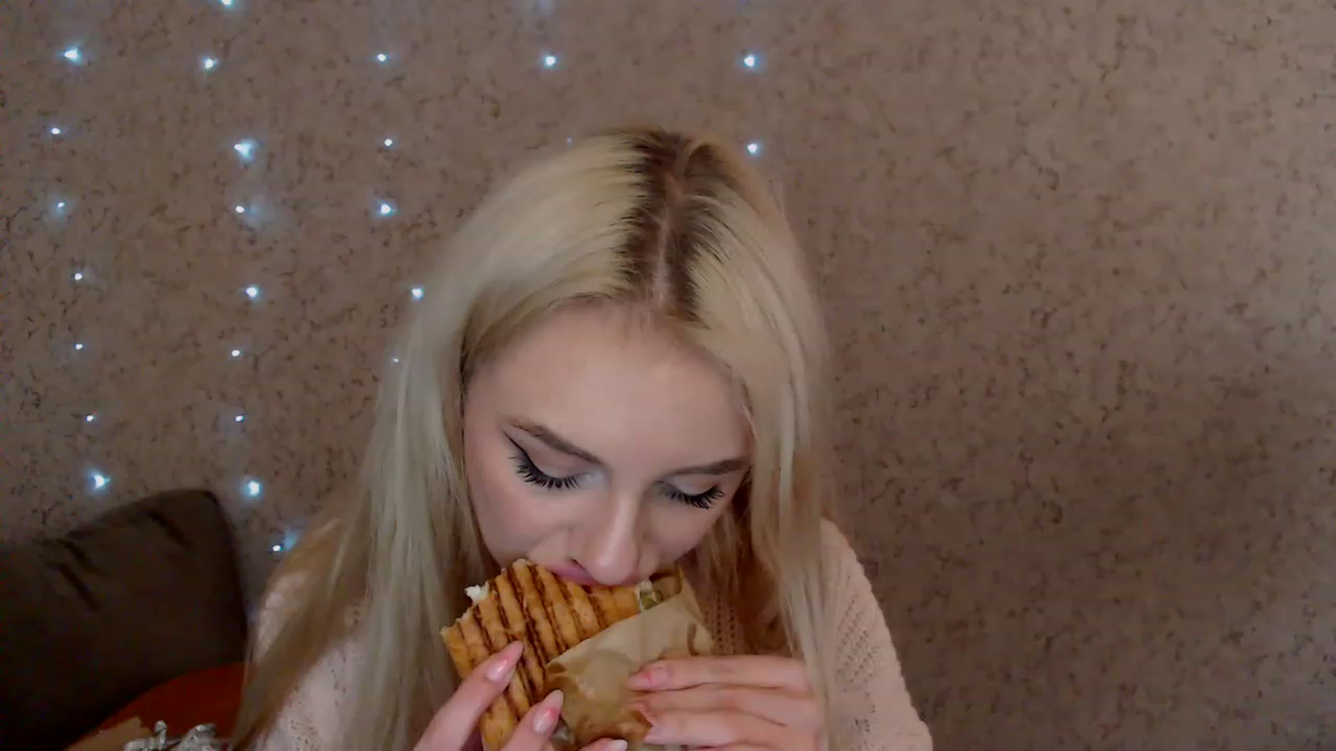Gallery image thumbnail from Ririma_xo's myfreecams stream on, 12/29/2022, 11:11 image 5 of 20