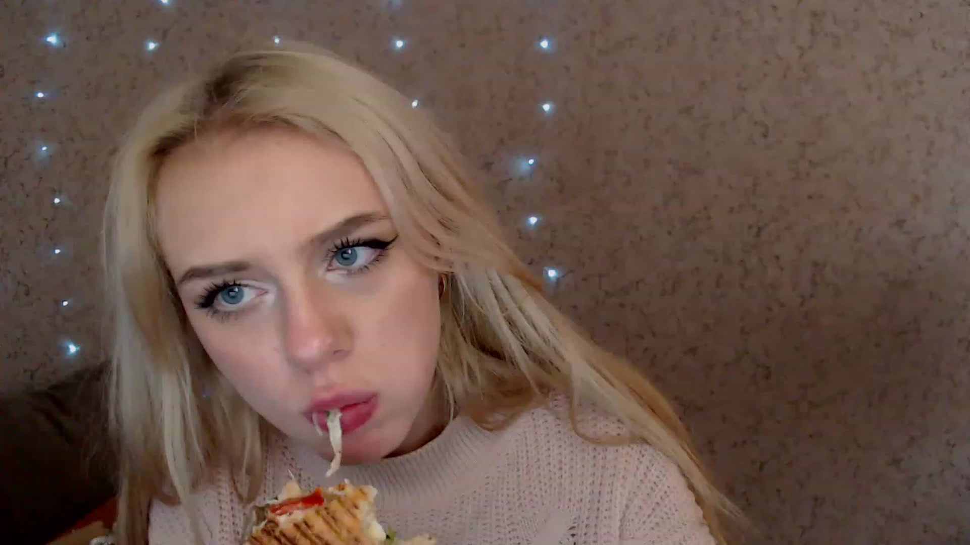 Gallery image thumbnail from Ririma_xo's myfreecams stream on, 12/29/2022, 11:11 image 8 of 20