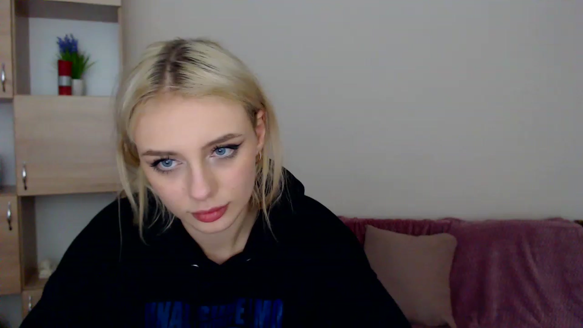 Gallery image thumbnail from Ririma_xo's myfreecams stream on, 12/30/2022, 13:06 image 16 of 20