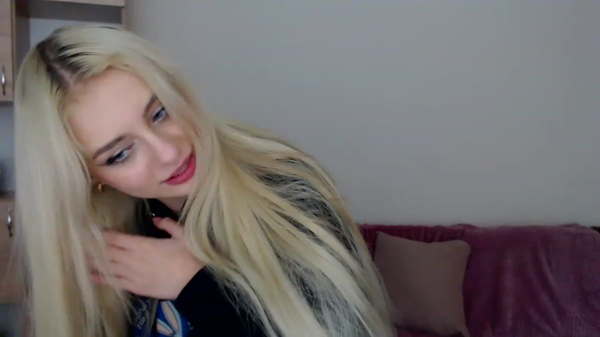 Gallery image thumbnail from Ririma_xo's myfreecams stream on, 12/30/2022, 13:06 image 17 of 20