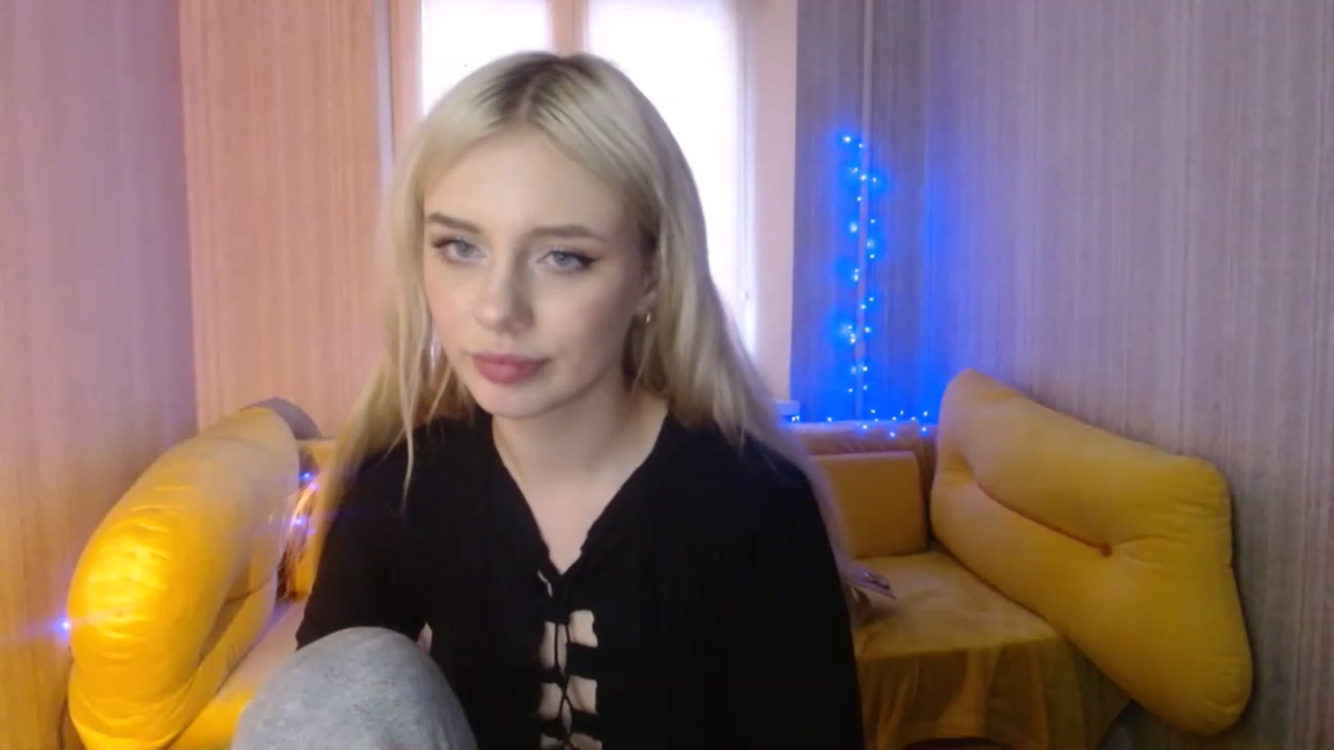 Gallery image thumbnail from Ririma_xo's myfreecams stream on, 01/04/2023, 13:04 image 10 of 20