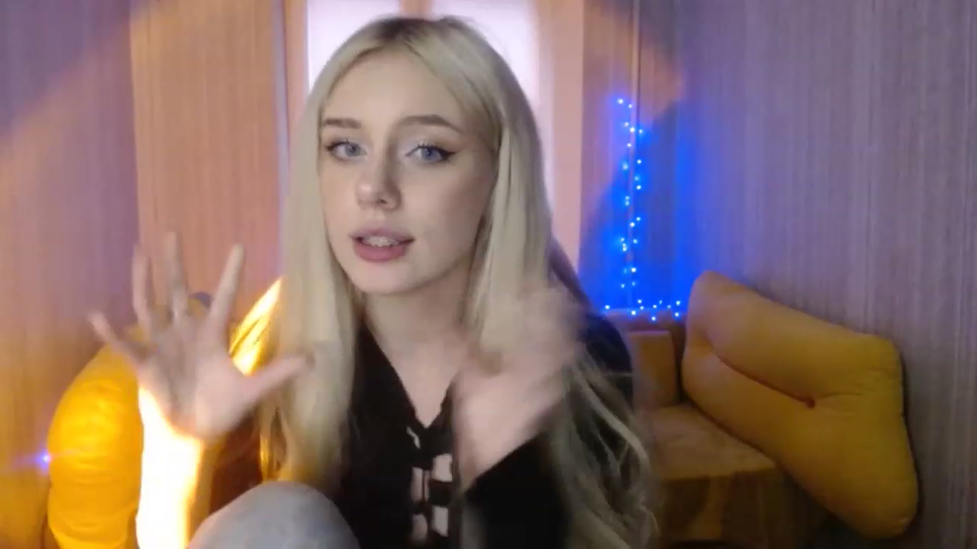 Gallery image thumbnail from Ririma_xo's myfreecams stream on, 01/04/2023, 13:04 image 15 of 20