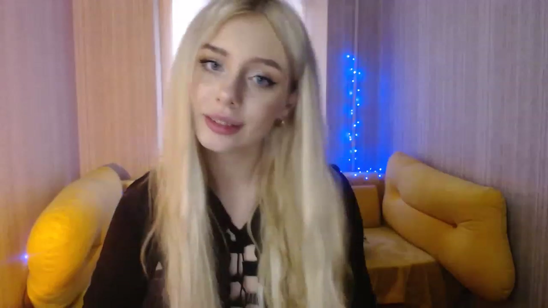 Gallery image thumbnail from Ririma_xo's myfreecams stream on, 01/04/2023, 13:04 image 4 of 20