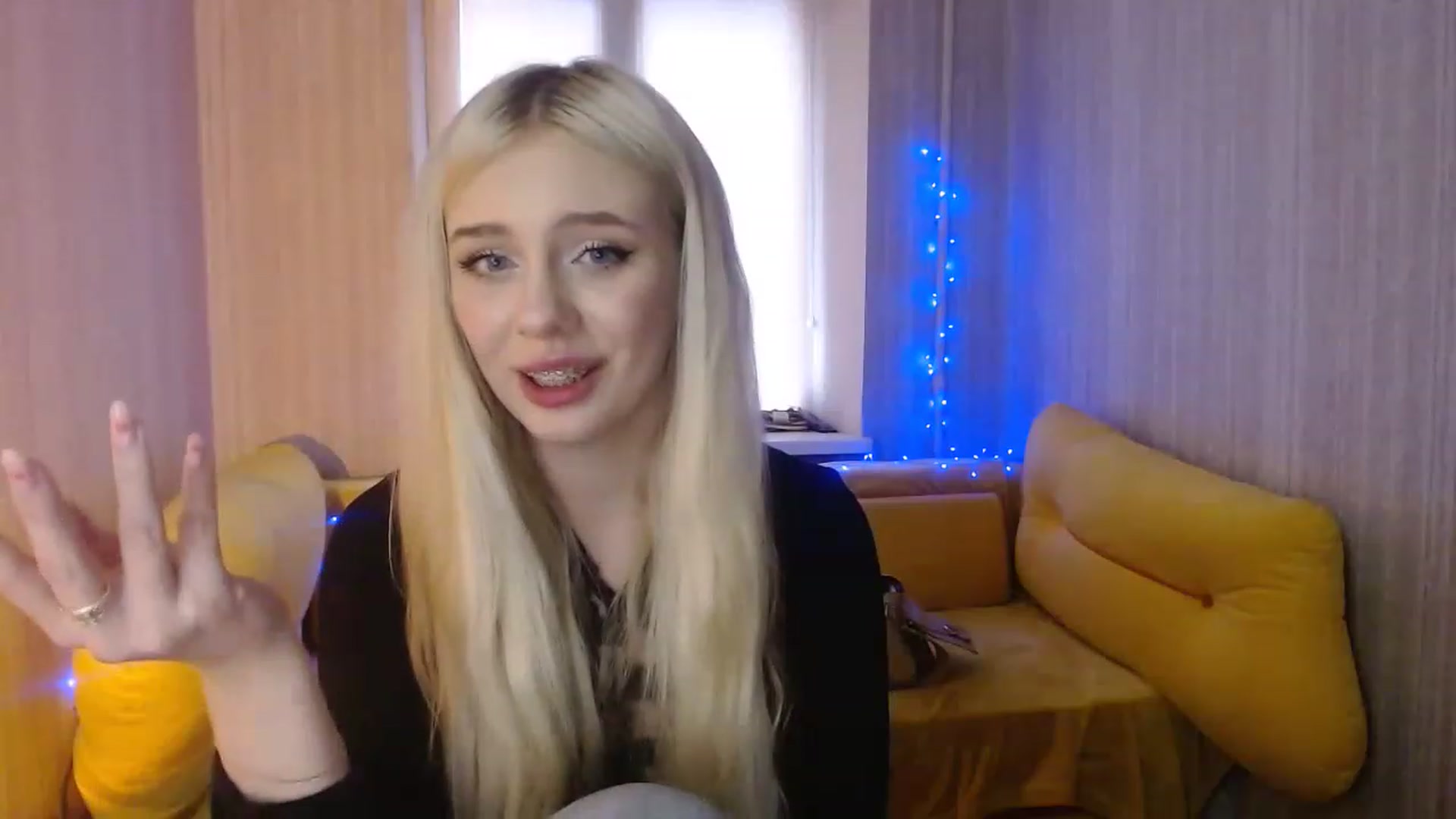 Gallery image thumbnail from Ririma_xo's myfreecams stream on, 01/04/2023, 13:04 image 8 of 20