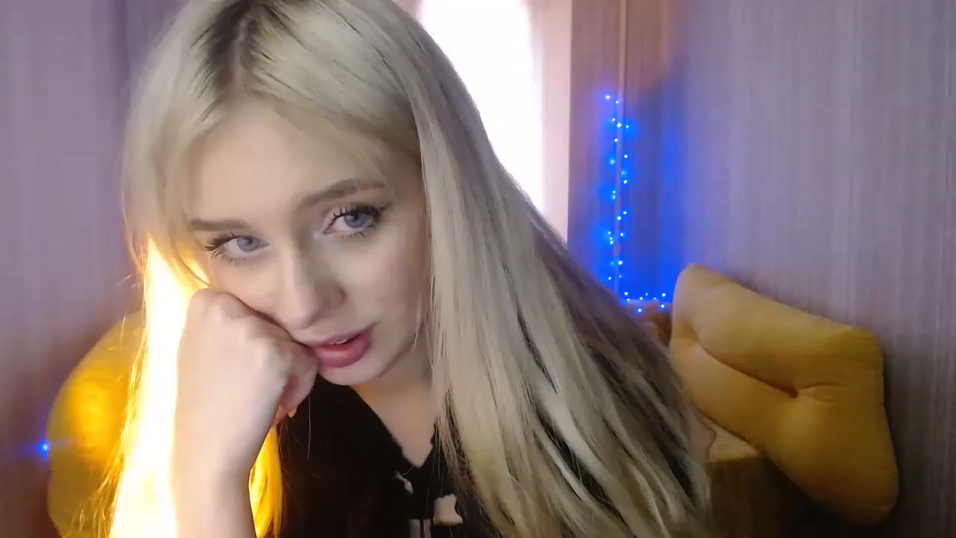 Gallery image thumbnail from Ririma_xo's myfreecams stream on, 01/04/2023, 13:04 image 1 of 20