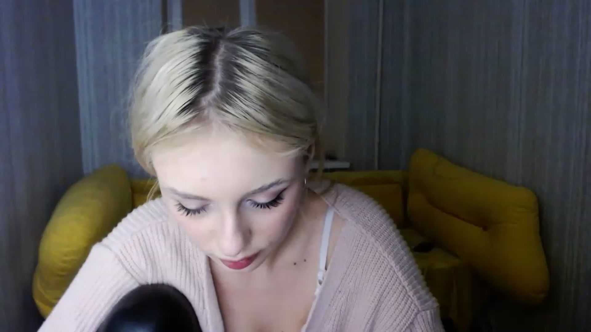 Gallery image thumbnail from Ririma_xo's myfreecams stream on, 01/05/2023, 17:08 image 16 of 20